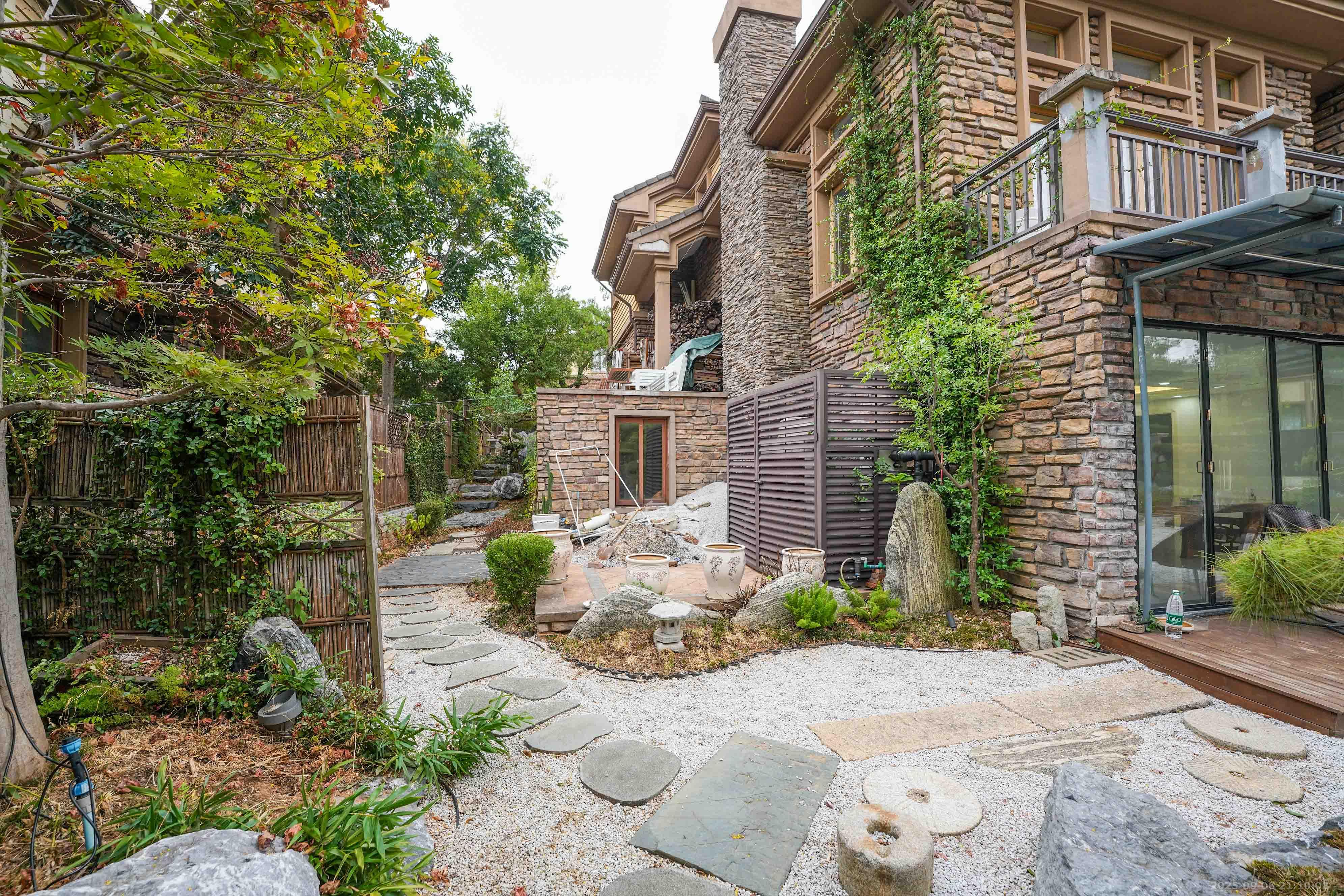 保利阆峰云墅  7室3厅5卫    730.0万 保利阆峰云墅  7室3厅5卫    730.0万阳台