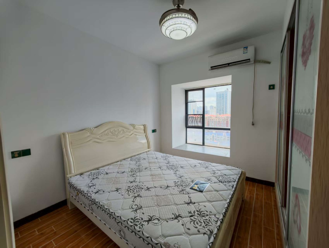 雄森国际 2室2厅1卫 28.0万 雄森国际 2室2厅1卫 28.0万客厅