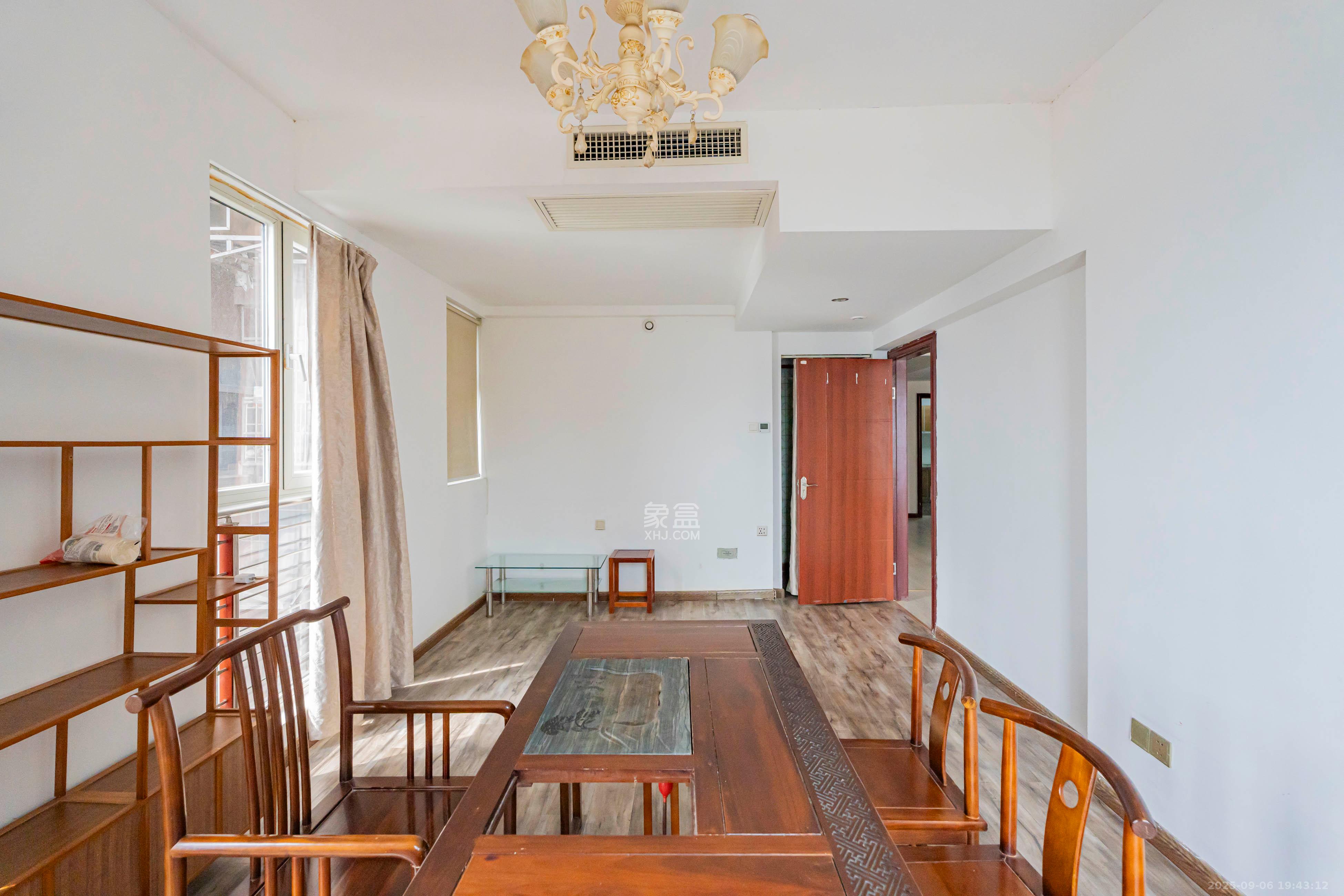 金色屋顶  3室2厅2卫    197.0万 金色屋顶  3室2厅2卫    197.0万卧室