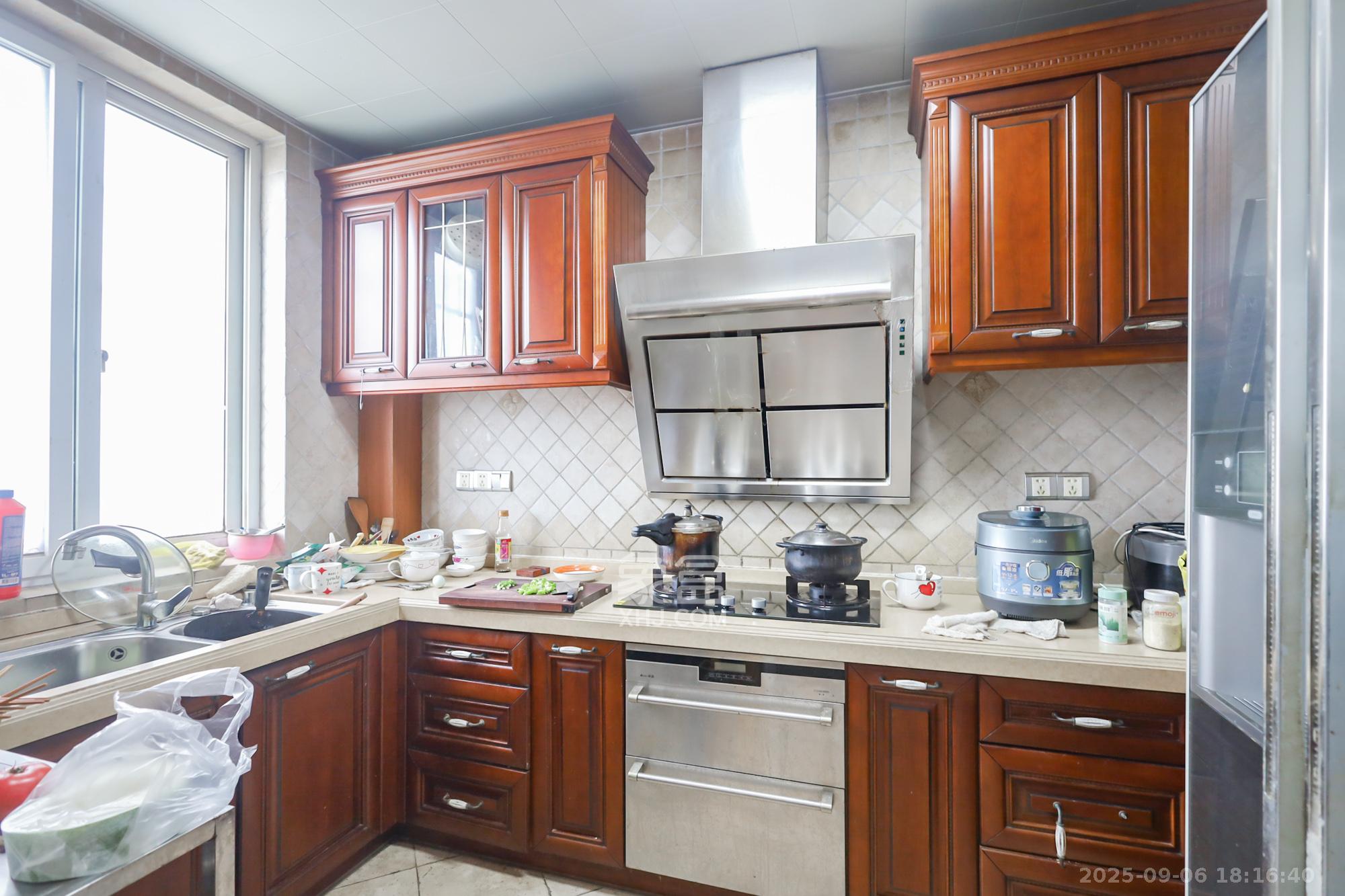 岳麓现代城  4室2厅2卫    229.0万厨房