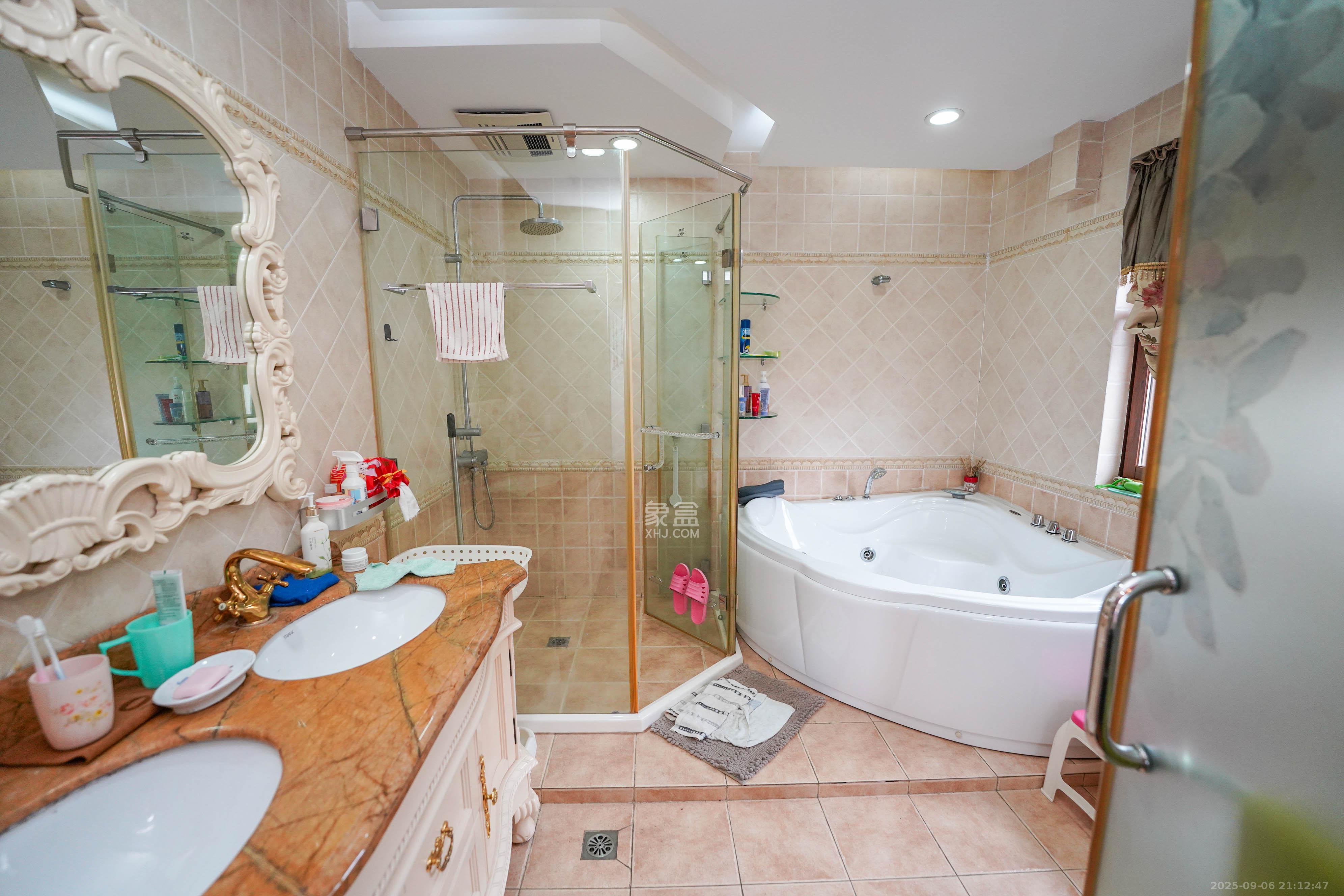 保利阆峰云墅 5室2厅4卫 868.0万 保利阆峰云墅 5室2厅4卫 868.0万卫生间