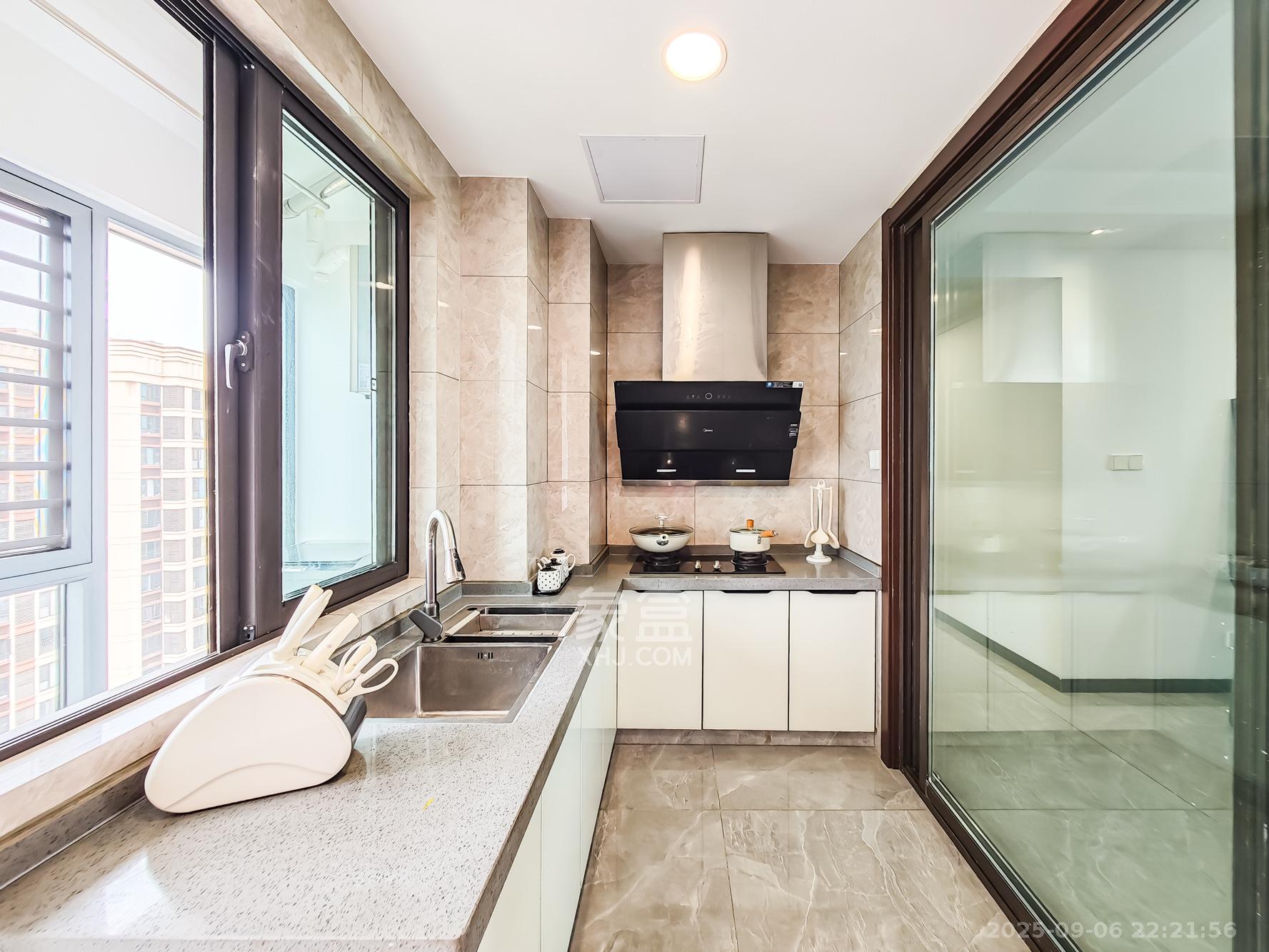 恒基旭辉湖山赋 3室2厅2卫 99.8万 恒基旭辉湖山赋 3室2厅2卫 99.8万厨房