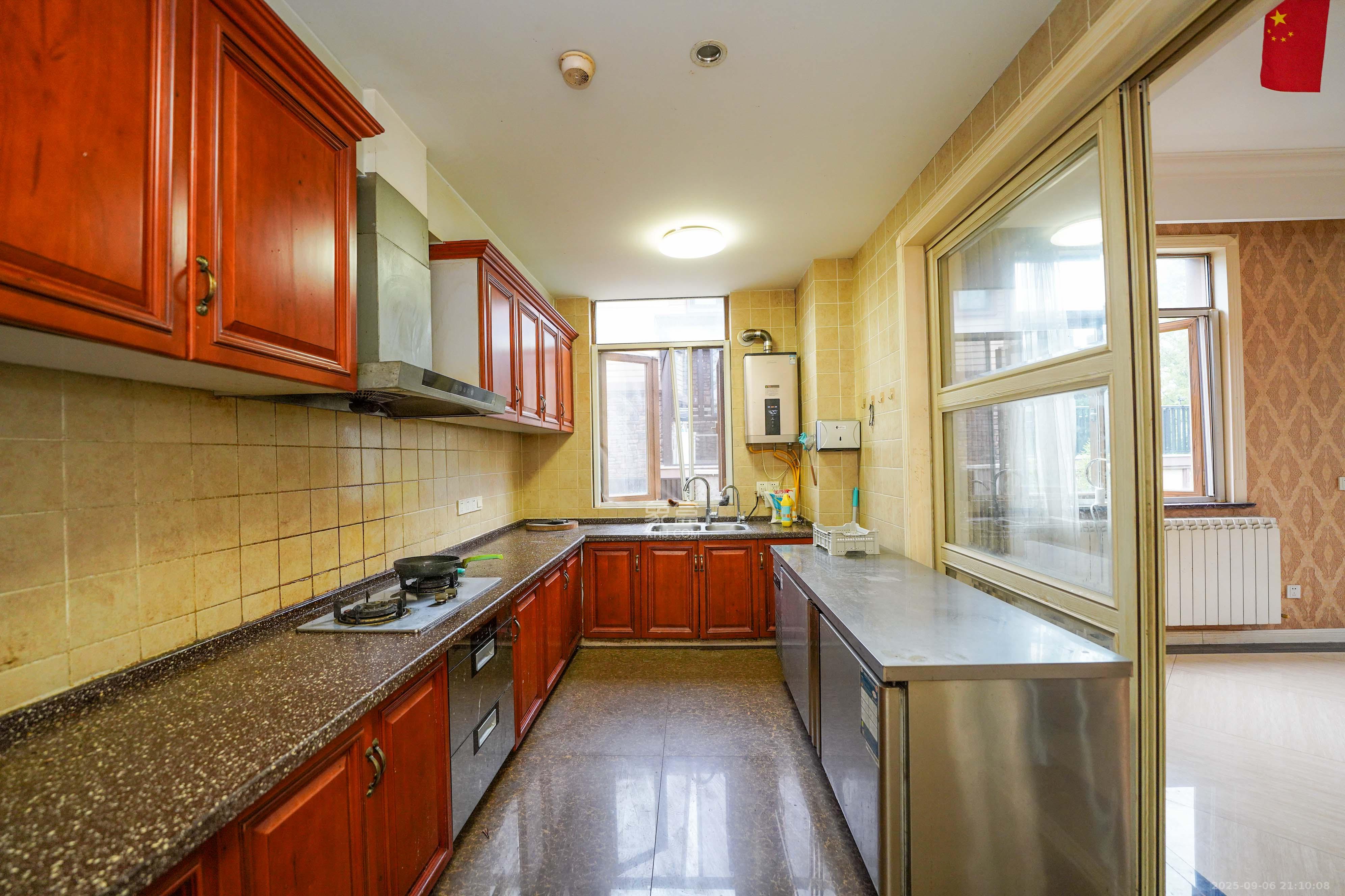 保利阆峰云墅  7室3厅5卫    730.0万 保利阆峰云墅  7室3厅5卫    730.0万厨房