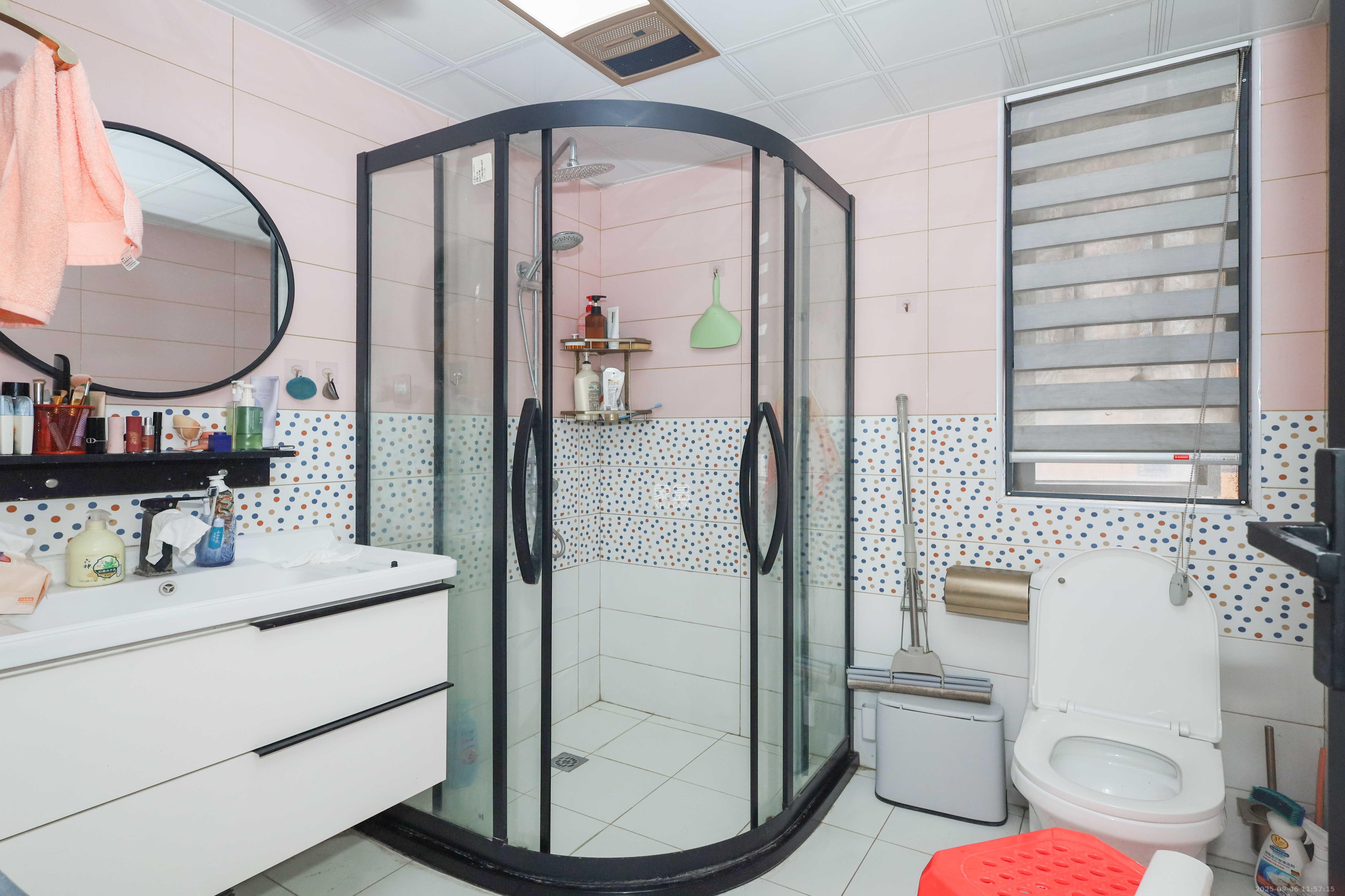 好莱城（弘德西街）  4室2厅2卫    135.0万卫生间