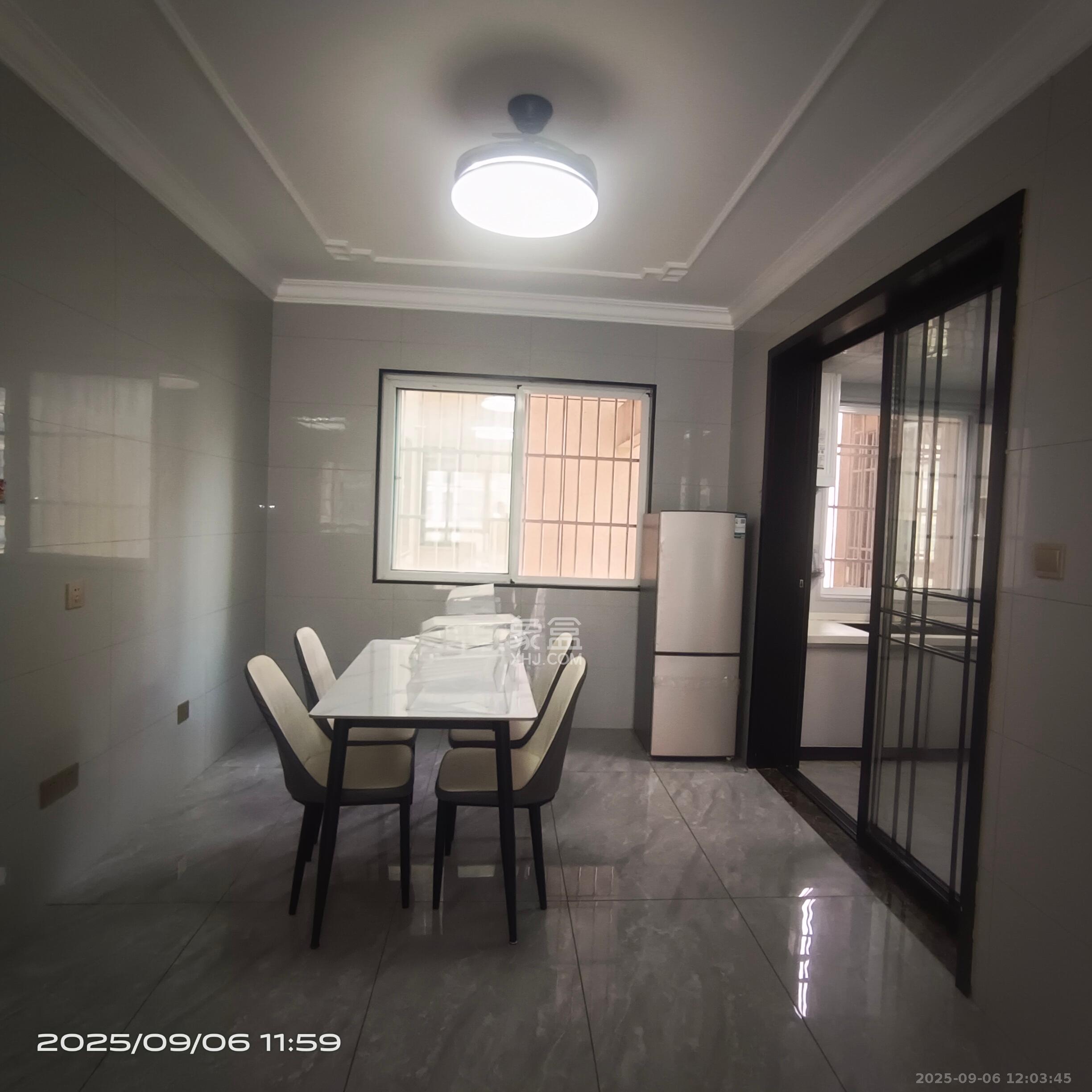 鑫天格林香山  4室2厅2卫    2000.0元/月室内图