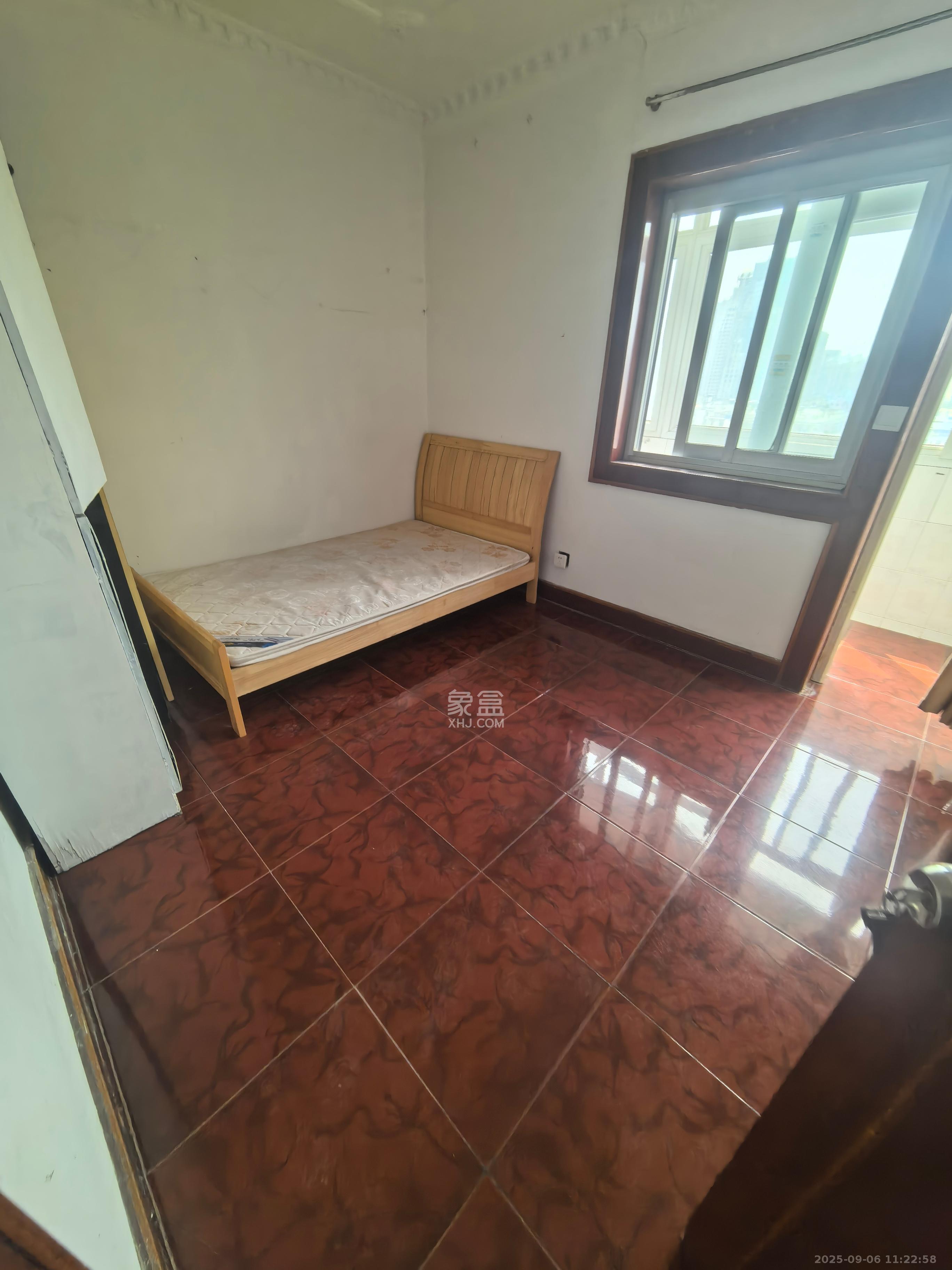 粮贸大厦  3室1厅1卫    2500.0元/月室内图