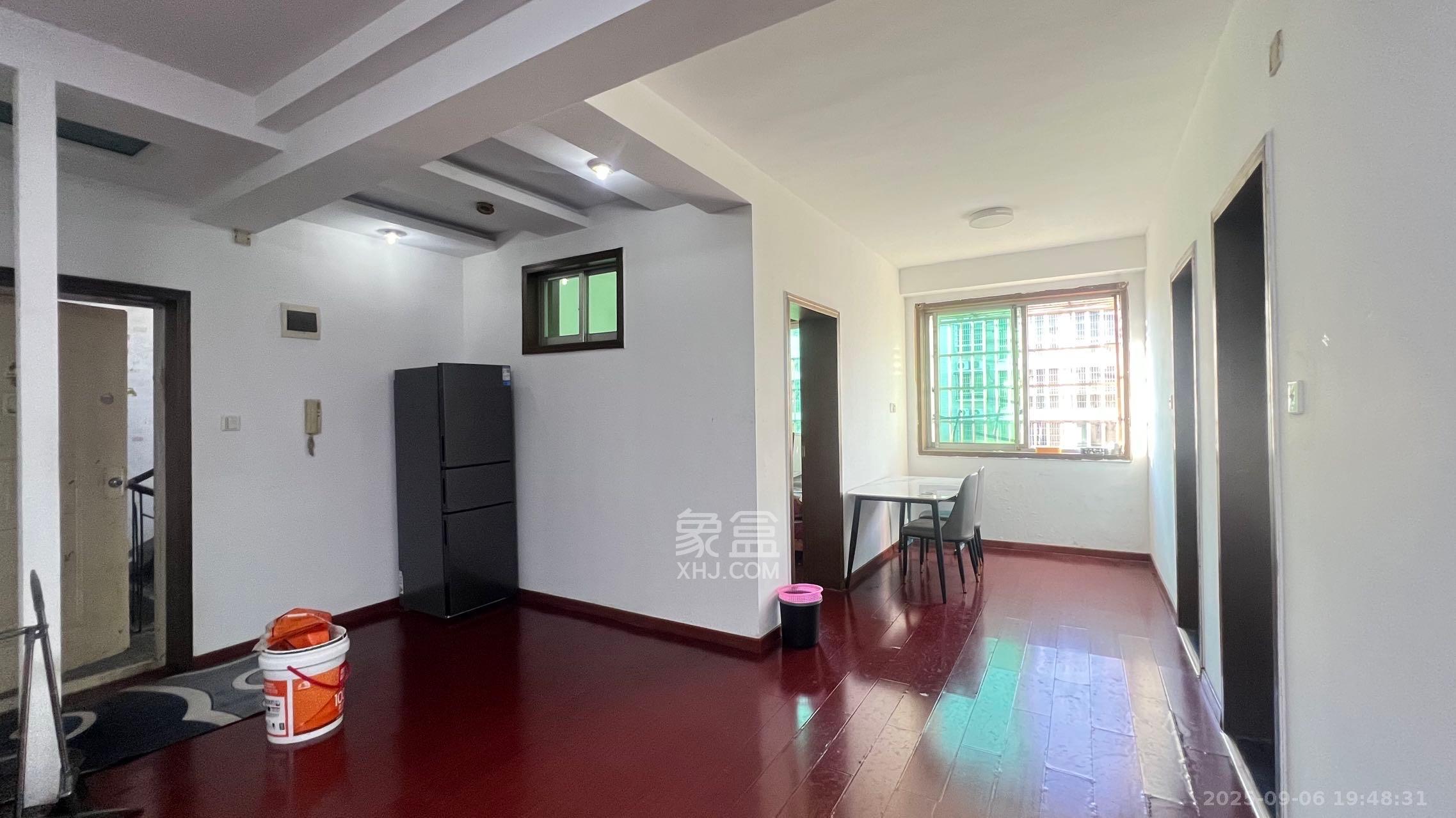 中南汽车世界 3室2厅2卫 1400.0元/月 中南汽车世界 3室2厅2卫 1400.0元/月室内图