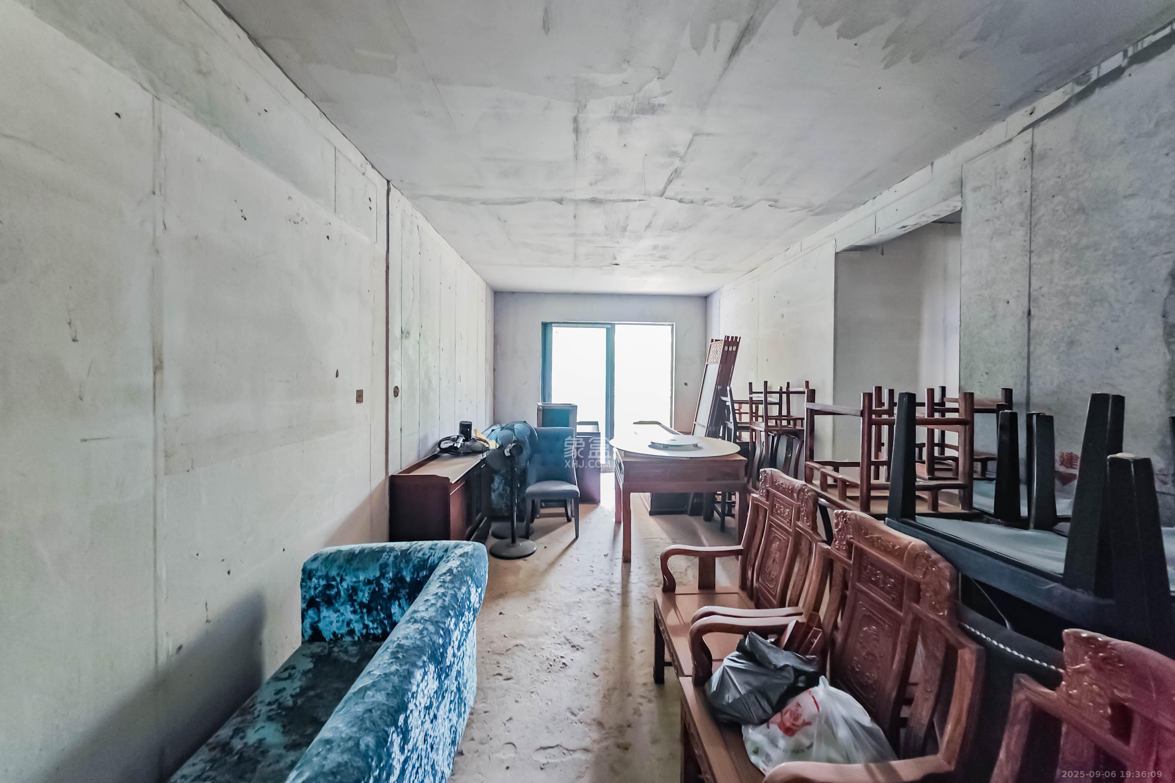 卓越伊景苑  3室2厅2卫    95.0万 卓越伊景苑  3室2厅2卫    95.0万客厅