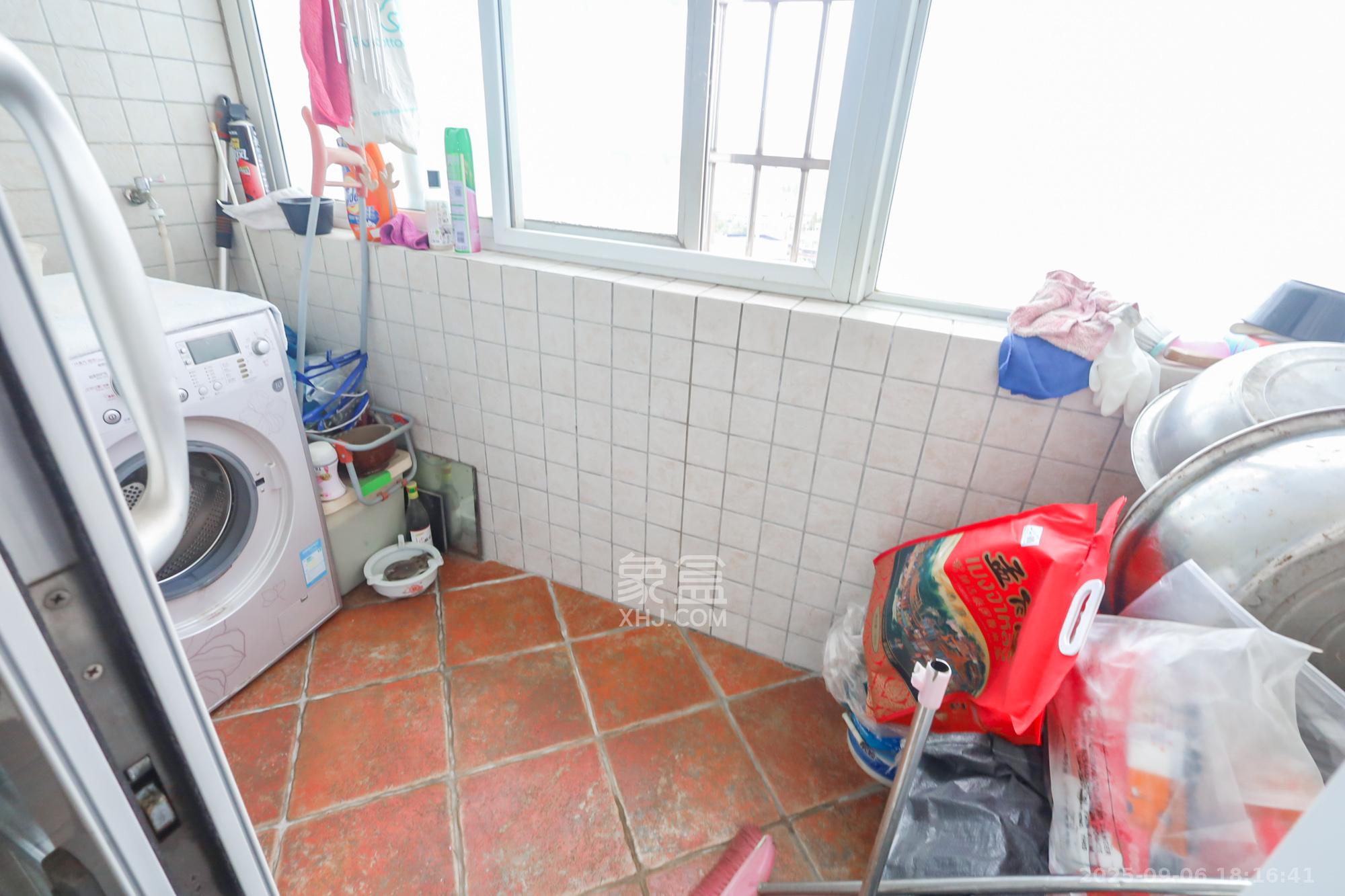 岳麓现代城  4室2厅2卫    229.0万阳台