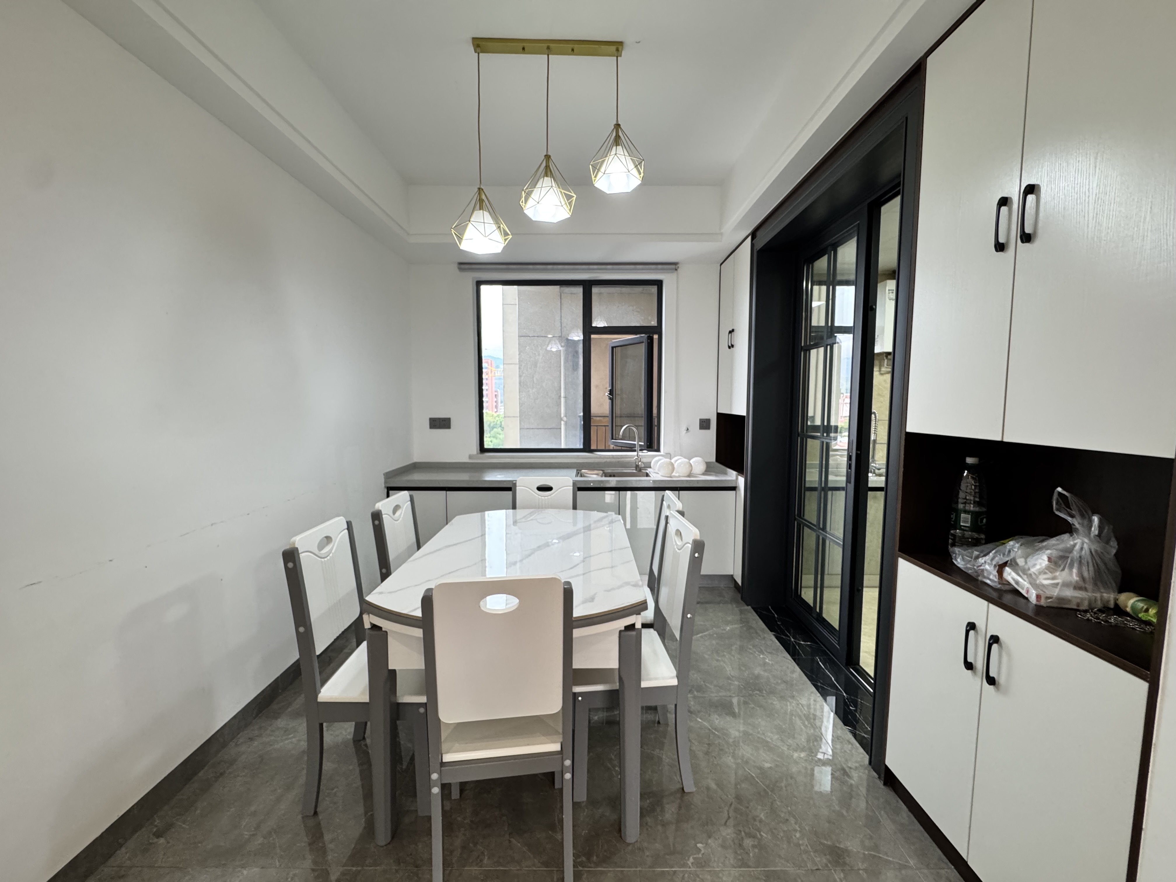 昊天珑璟湾 4室2厅2卫 2300.0元/月 昊天珑璟湾 4室2厅2卫 2300.0元/月室内图