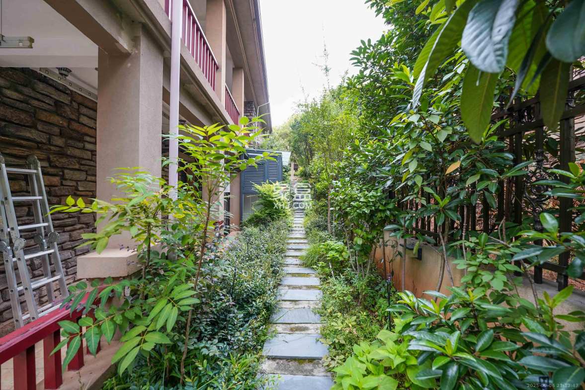 保利阆峰云墅 5室2厅4卫 868.0万 保利阆峰云墅 5室2厅4卫 868.0万阳台