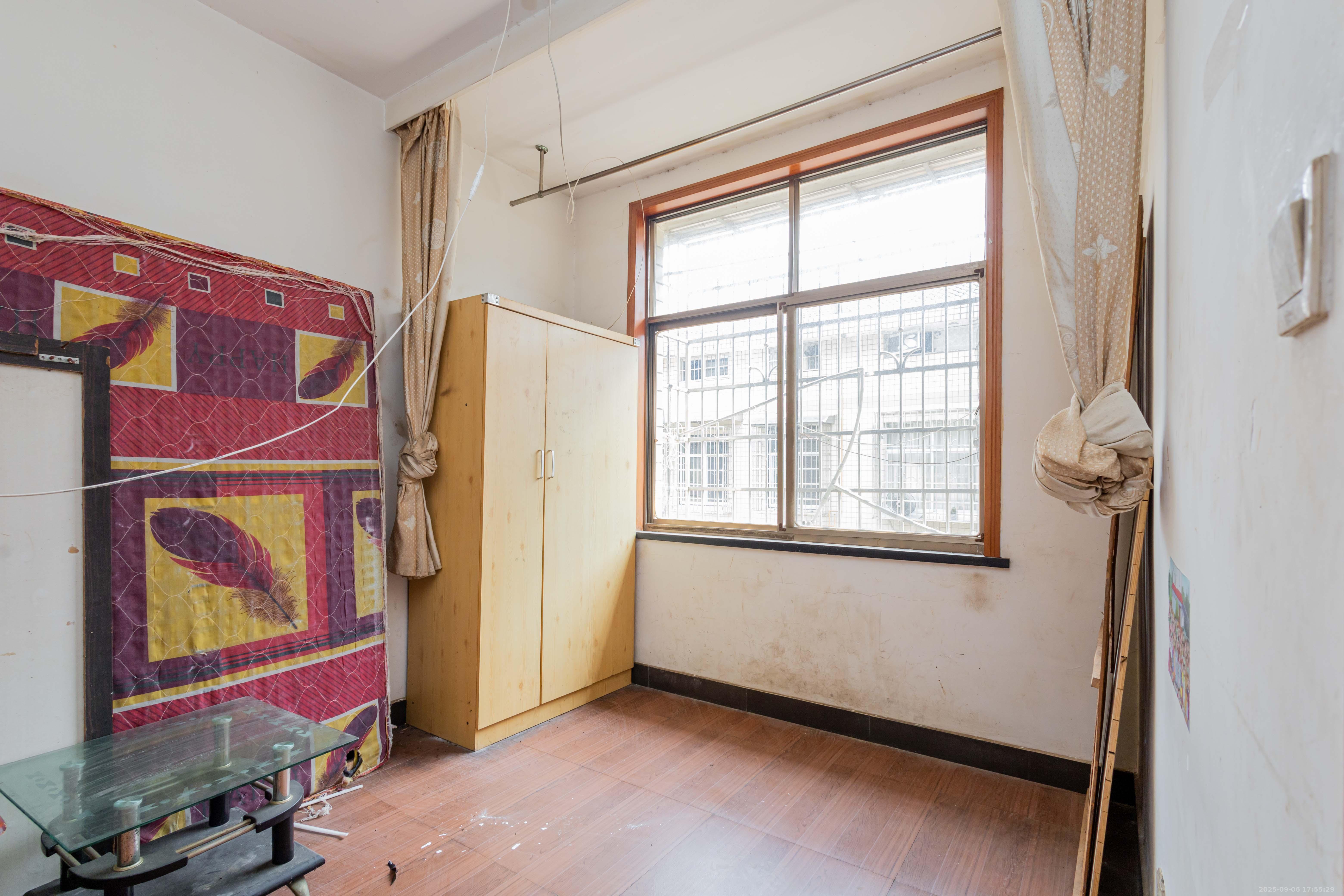 泉塘小区  3室2厅2卫    1000.0元/月室内图