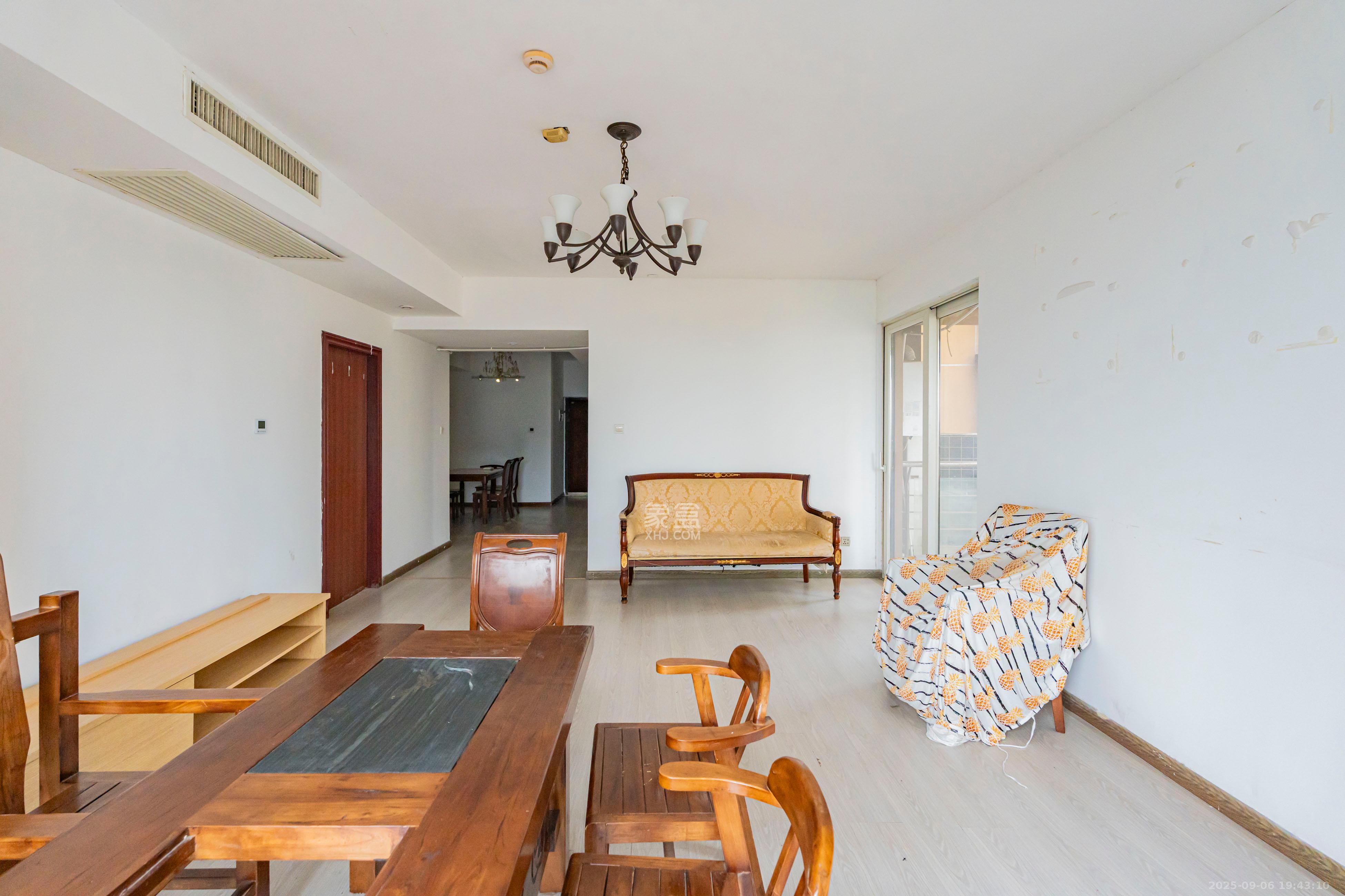 金色屋顶  3室2厅2卫    197.0万 金色屋顶  3室2厅2卫    197.0万客厅