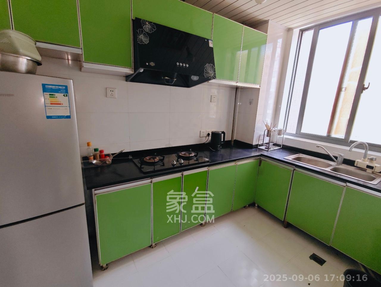 西子花苑  3室2厅2卫    116.8万厨房