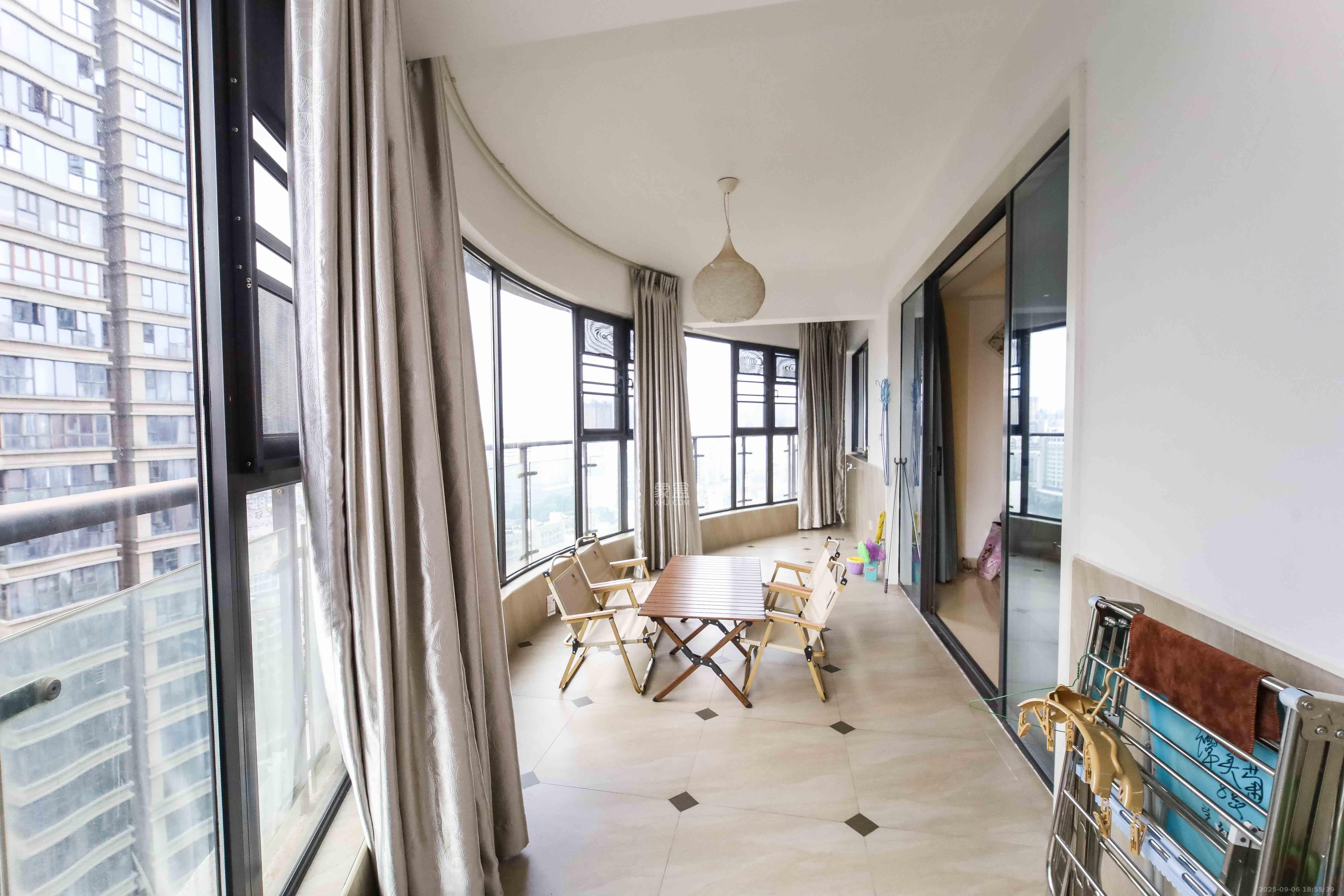 红橡华园(菲莎公馆)  3室2厅2卫    148.0万 红橡华园(菲莎公馆)  3室2厅2卫    148.0万阳台