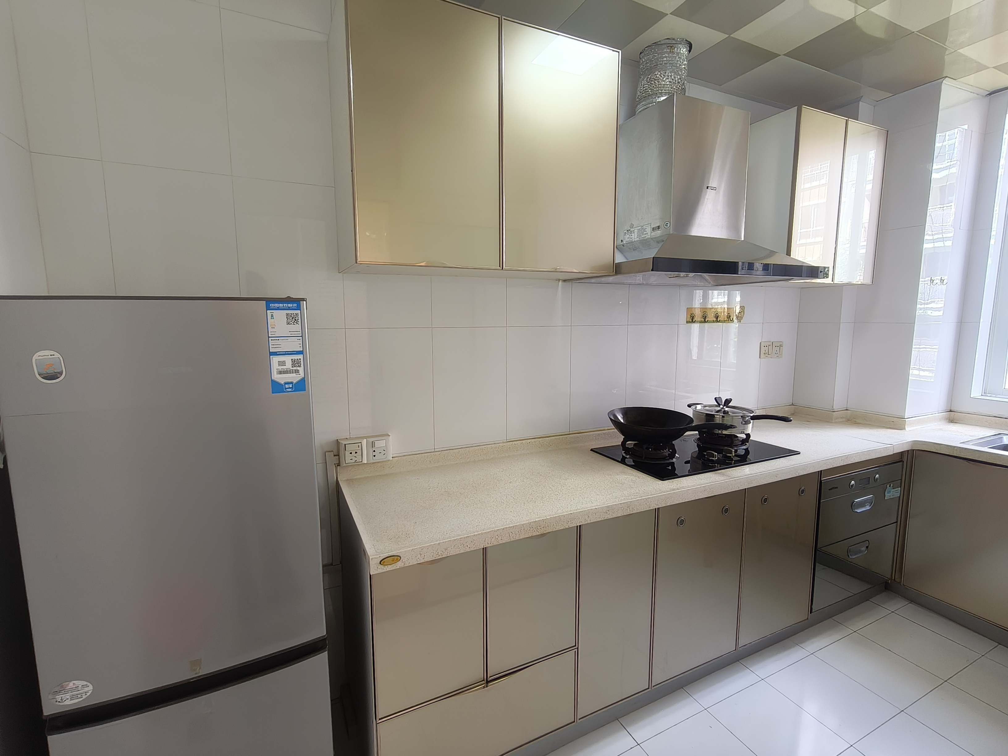 天上人间  3室2厅2卫    3000.0元/月 天上人间  3室2厅2卫    3000.0元/月室内图