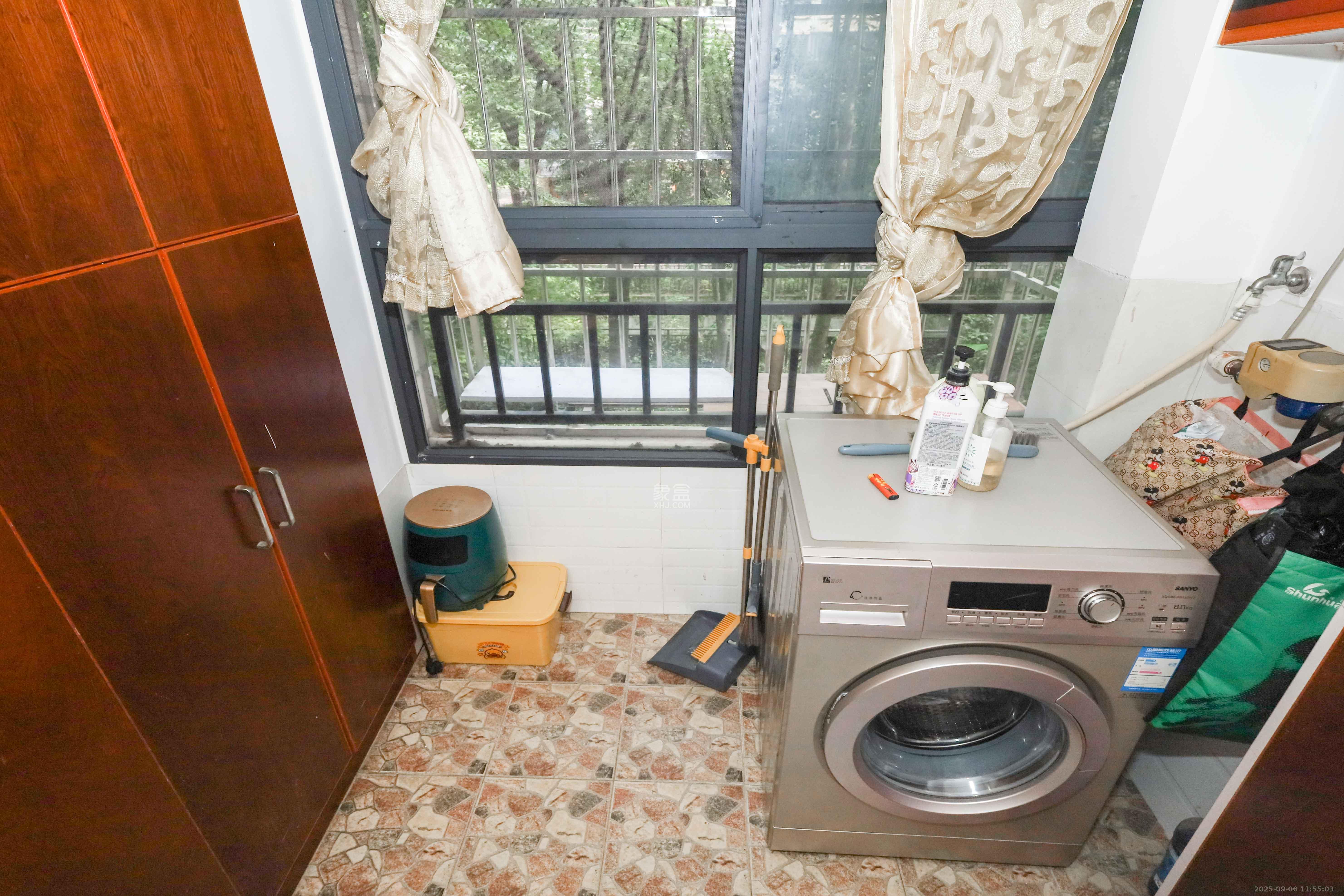 保利麓谷林语A区 3室2厅1卫 76.0万 保利麓谷林语A区 3室2厅1卫 76.0万阳台