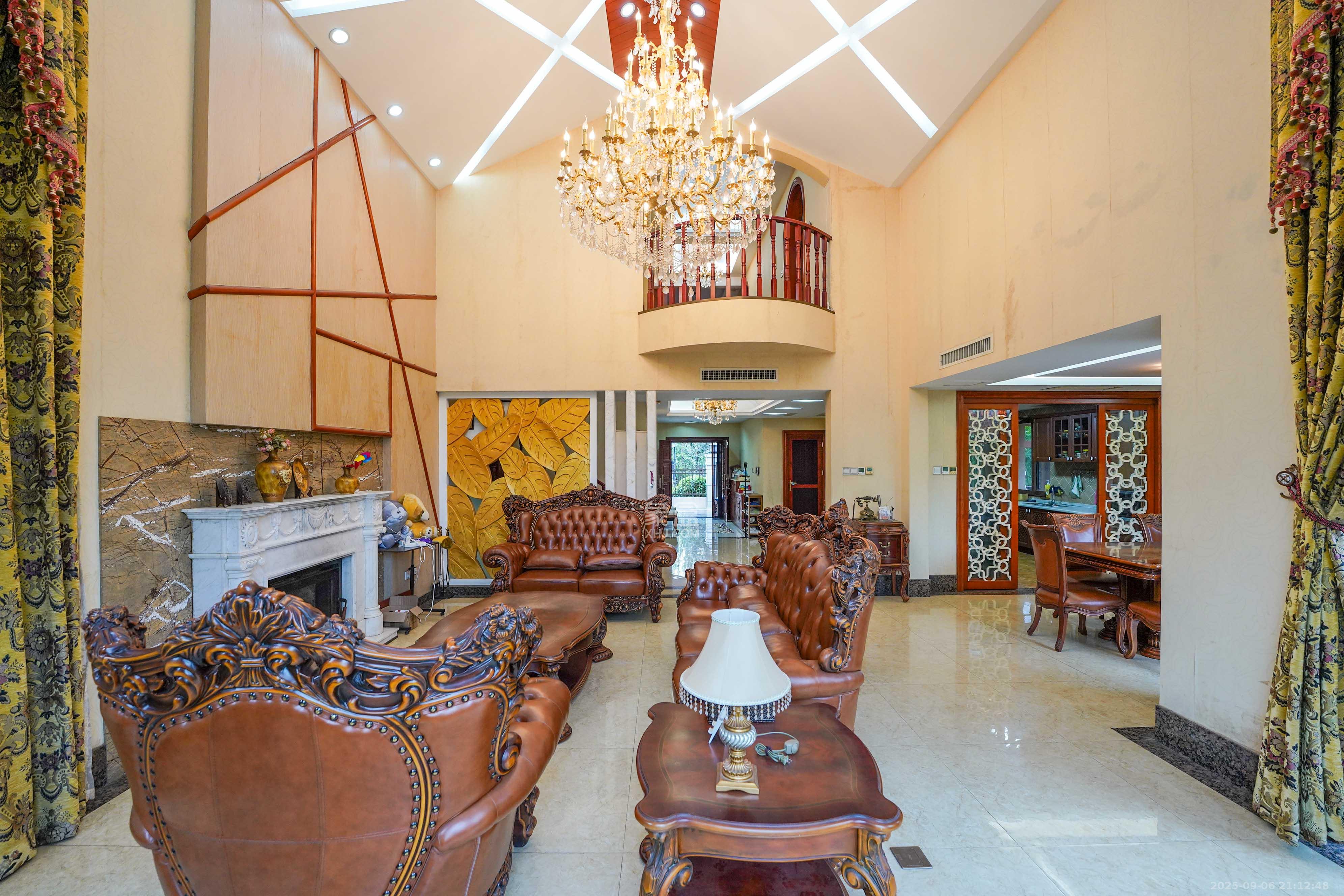 保利阆峰云墅 5室2厅4卫 868.0万 保利阆峰云墅 5室2厅4卫 868.0万客厅