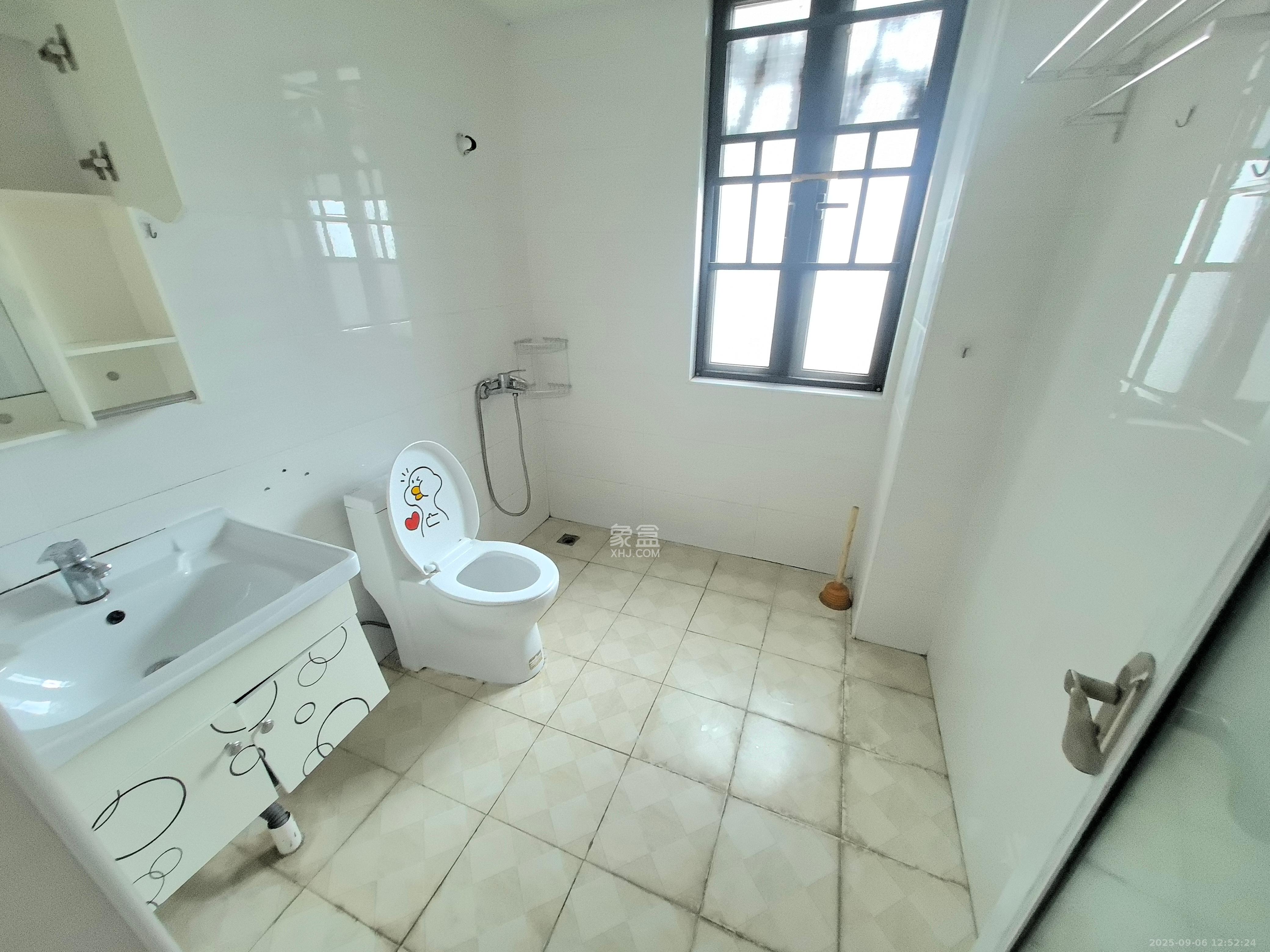 半山壹号  3室2厅2卫    2600.0元/月 半山壹号  3室2厅2卫    2600.0元/月室内图