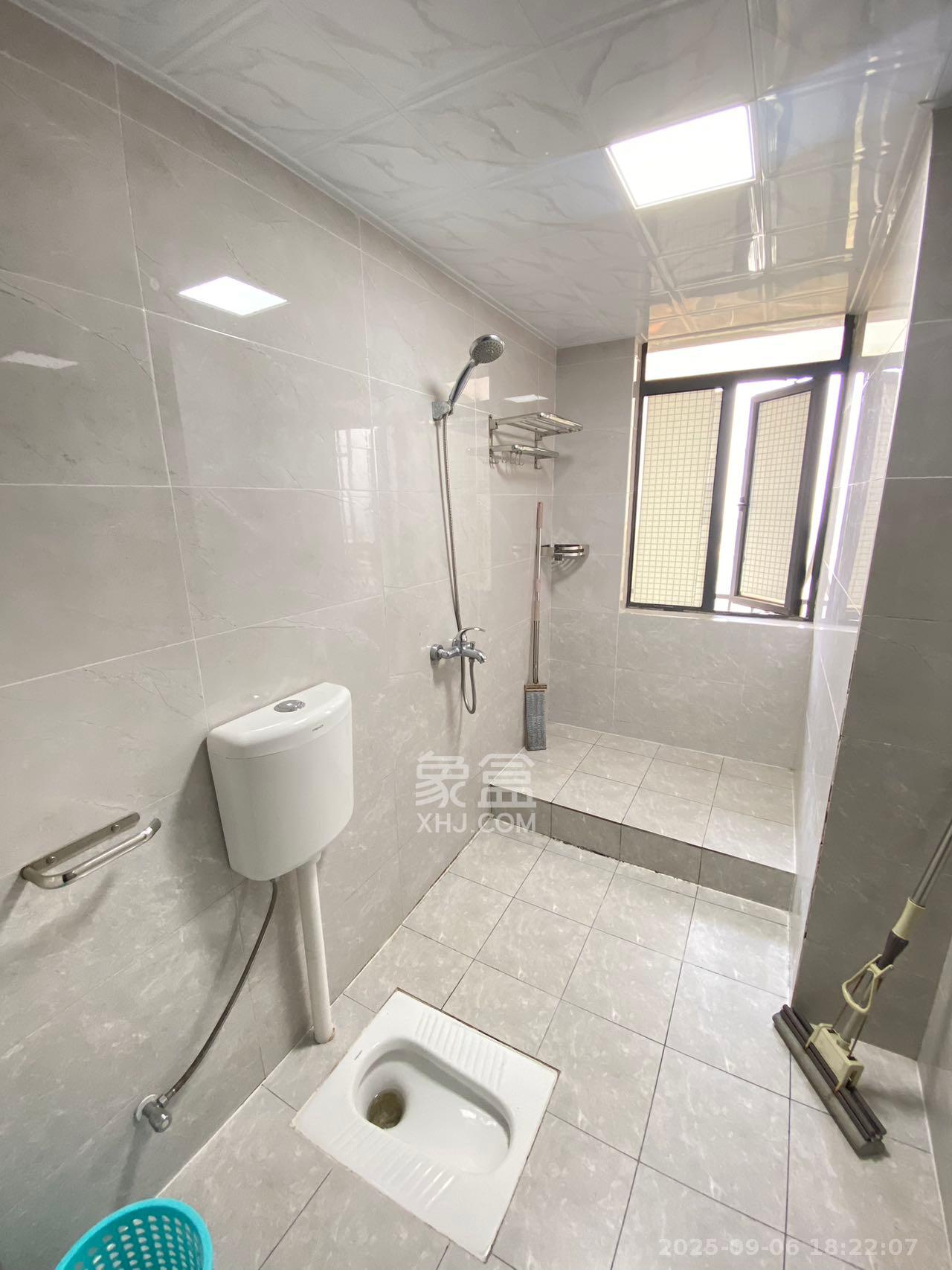 悦湖山 3室2厅2卫 2300.0元/月 悦湖山 3室2厅2卫 2300.0元/月室内图