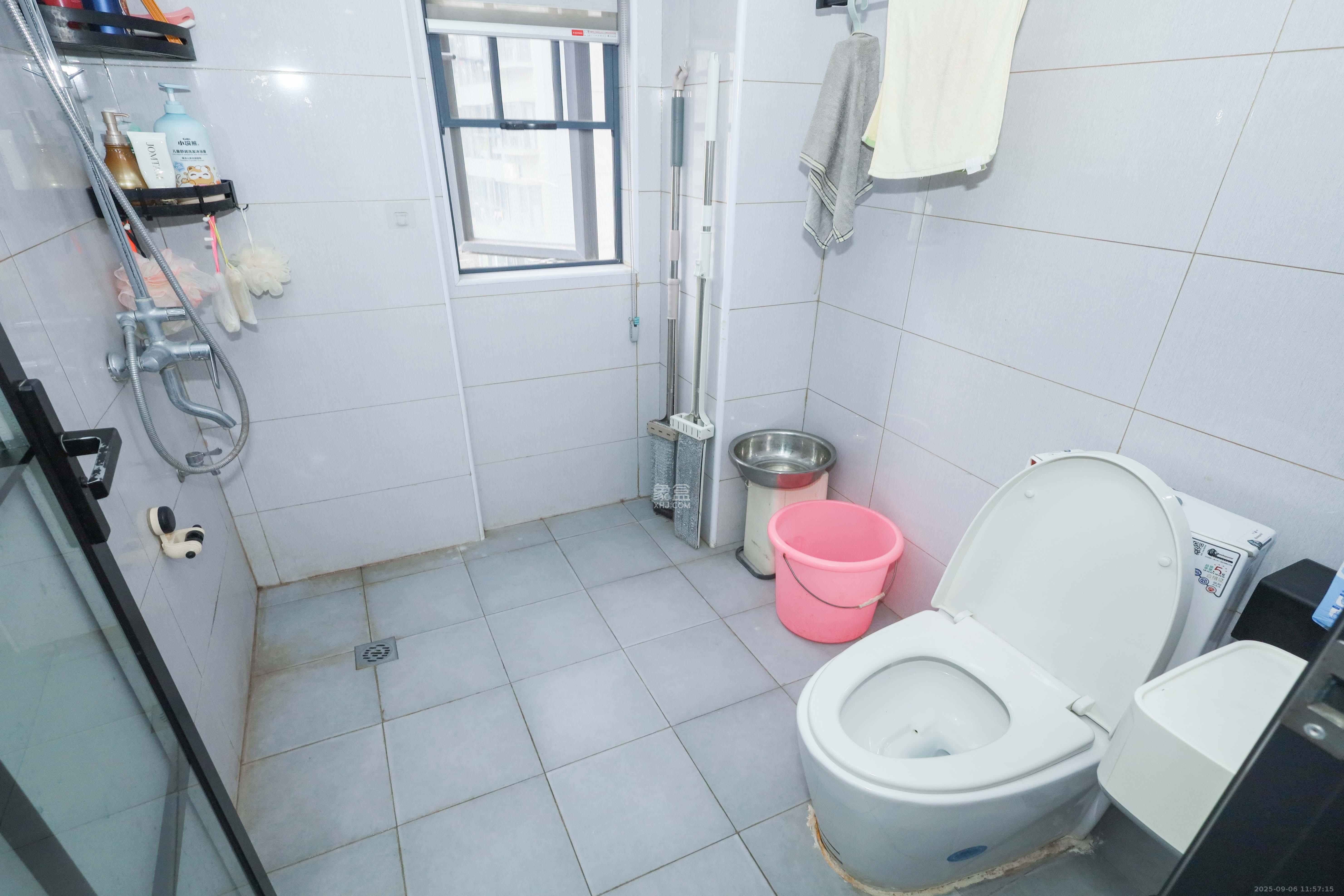 好莱城（弘德西街）  4室2厅2卫    135.0万卫生间