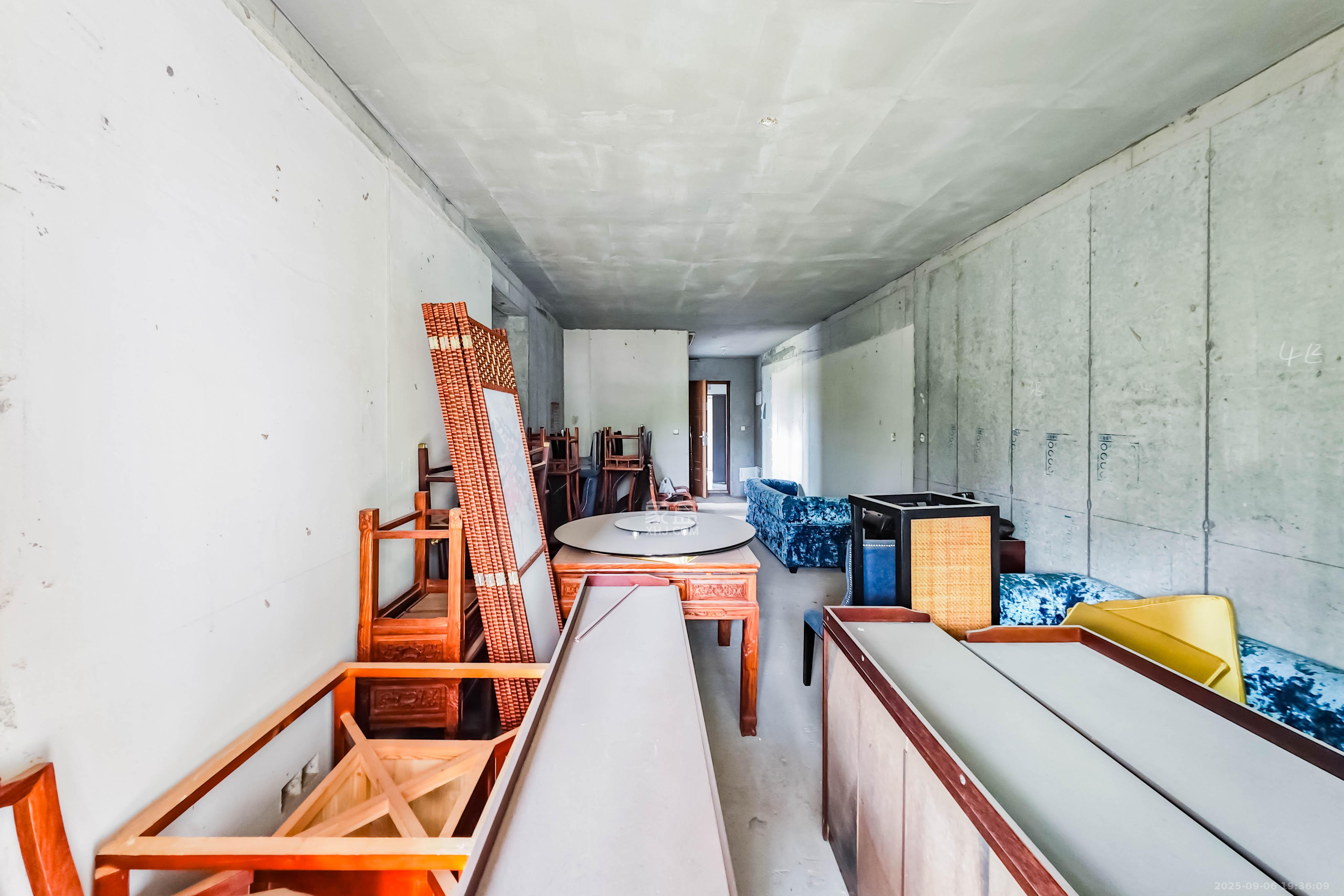 卓越伊景苑  3室2厅2卫    95.0万 卓越伊景苑  3室2厅2卫    95.0万客厅