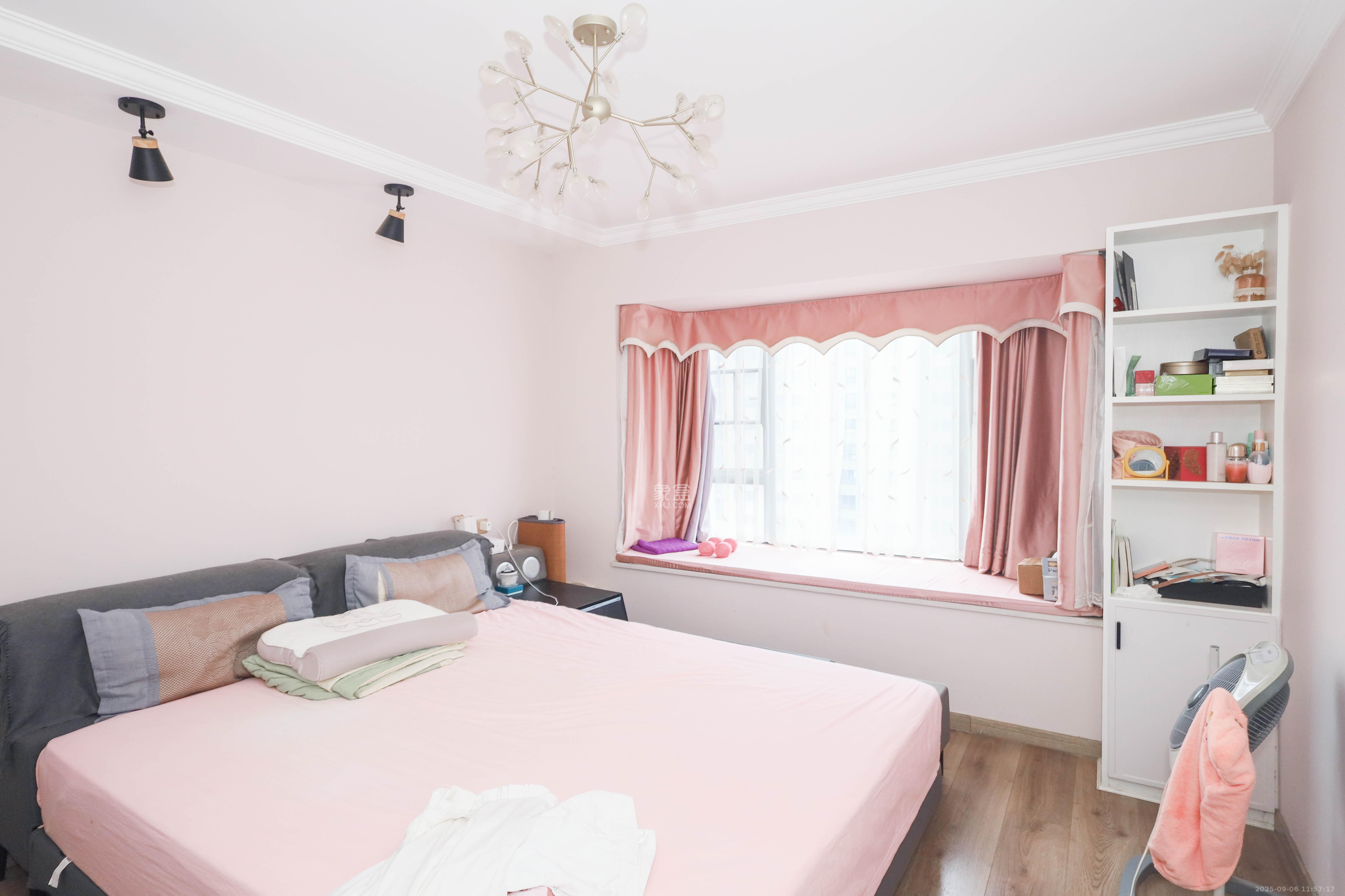 好莱城（弘德西街）  4室2厅2卫    135.0万卧室