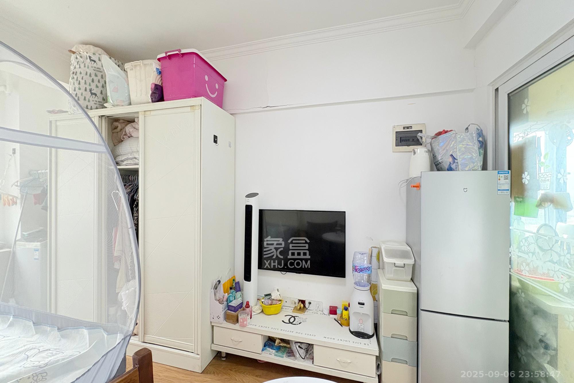 锦泰东环国际  1室1厅1卫    32.0万客厅