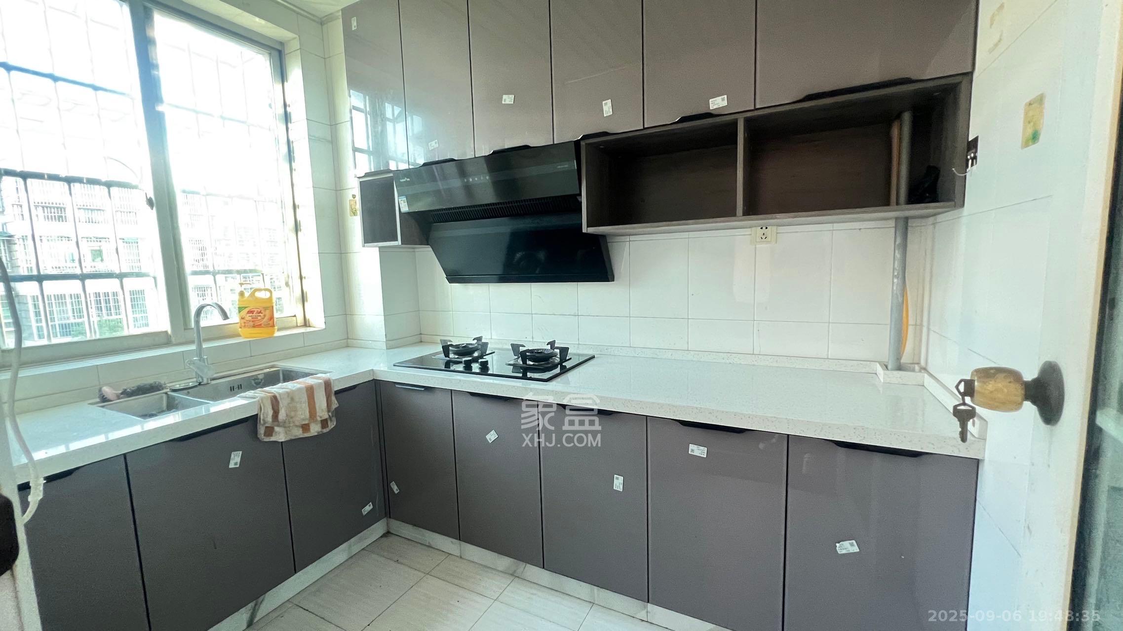 中南汽车世界 3室2厅2卫 1400.0元/月 中南汽车世界 3室2厅2卫 1400.0元/月室内图