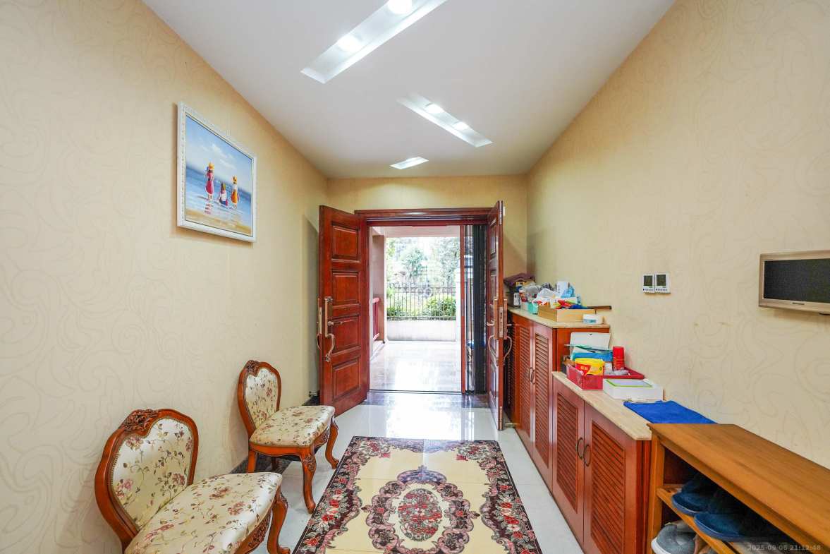 保利阆峰云墅 5室2厅4卫 868.0万 保利阆峰云墅 5室2厅4卫 868.0万客厅