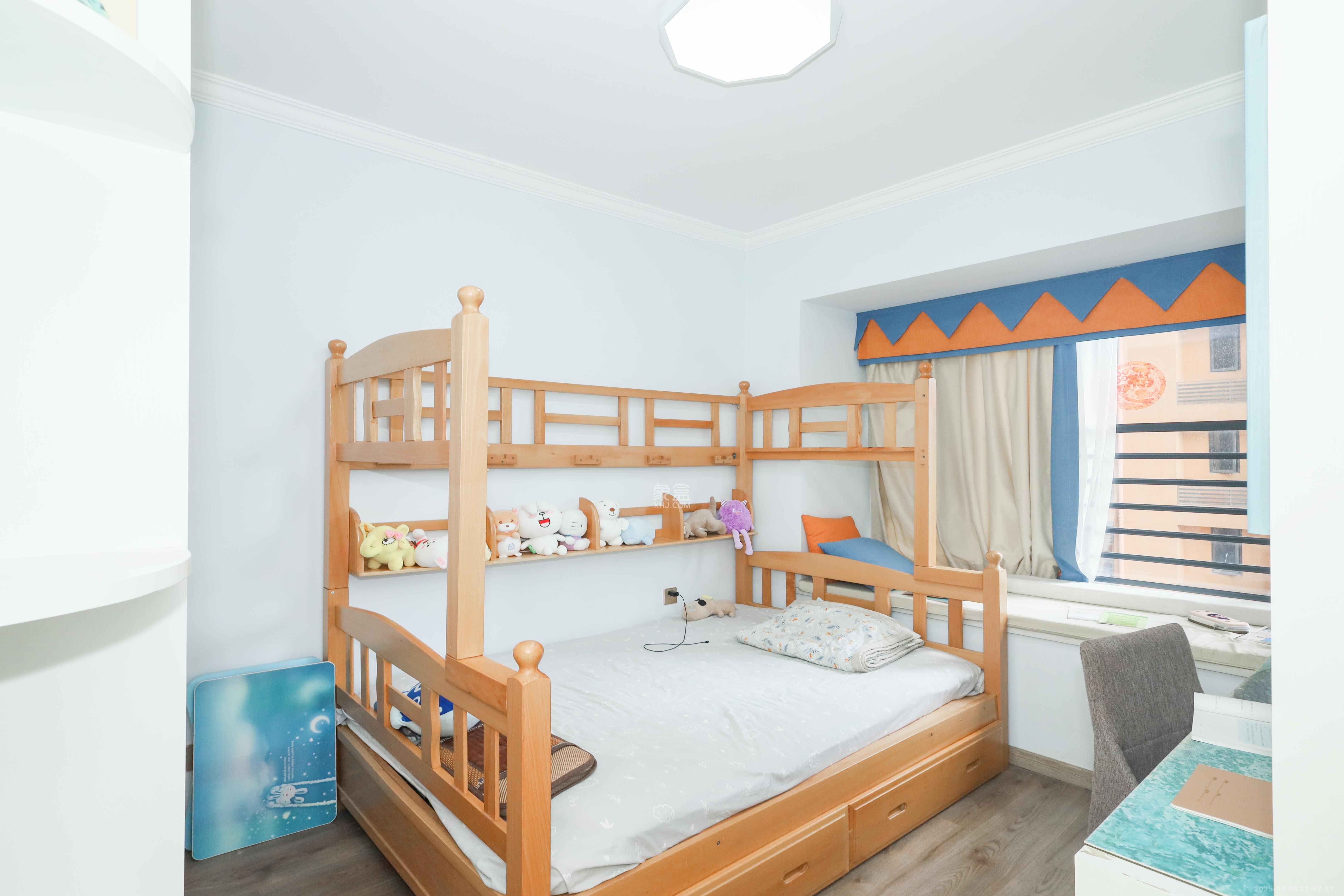 好莱城（弘德西街）  4室2厅2卫    135.0万卧室