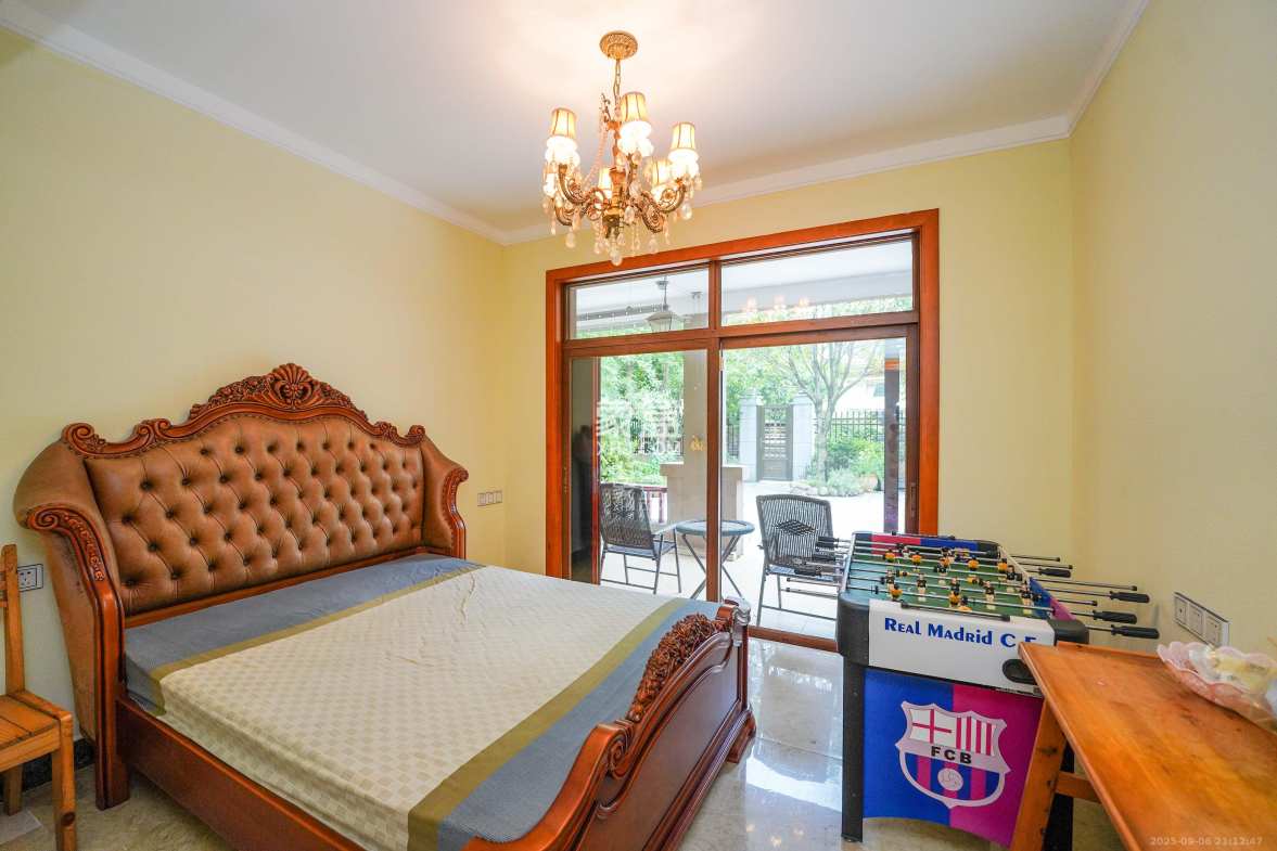 保利阆峰云墅 5室2厅4卫 868.0万 保利阆峰云墅 5室2厅4卫 868.0万卧室