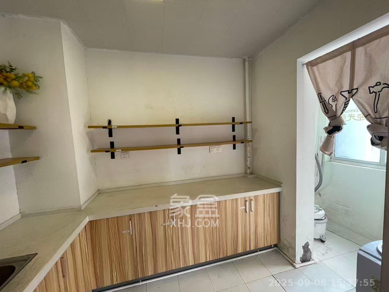 君临国际  1室2厅1卫    3200.0元/月室内图