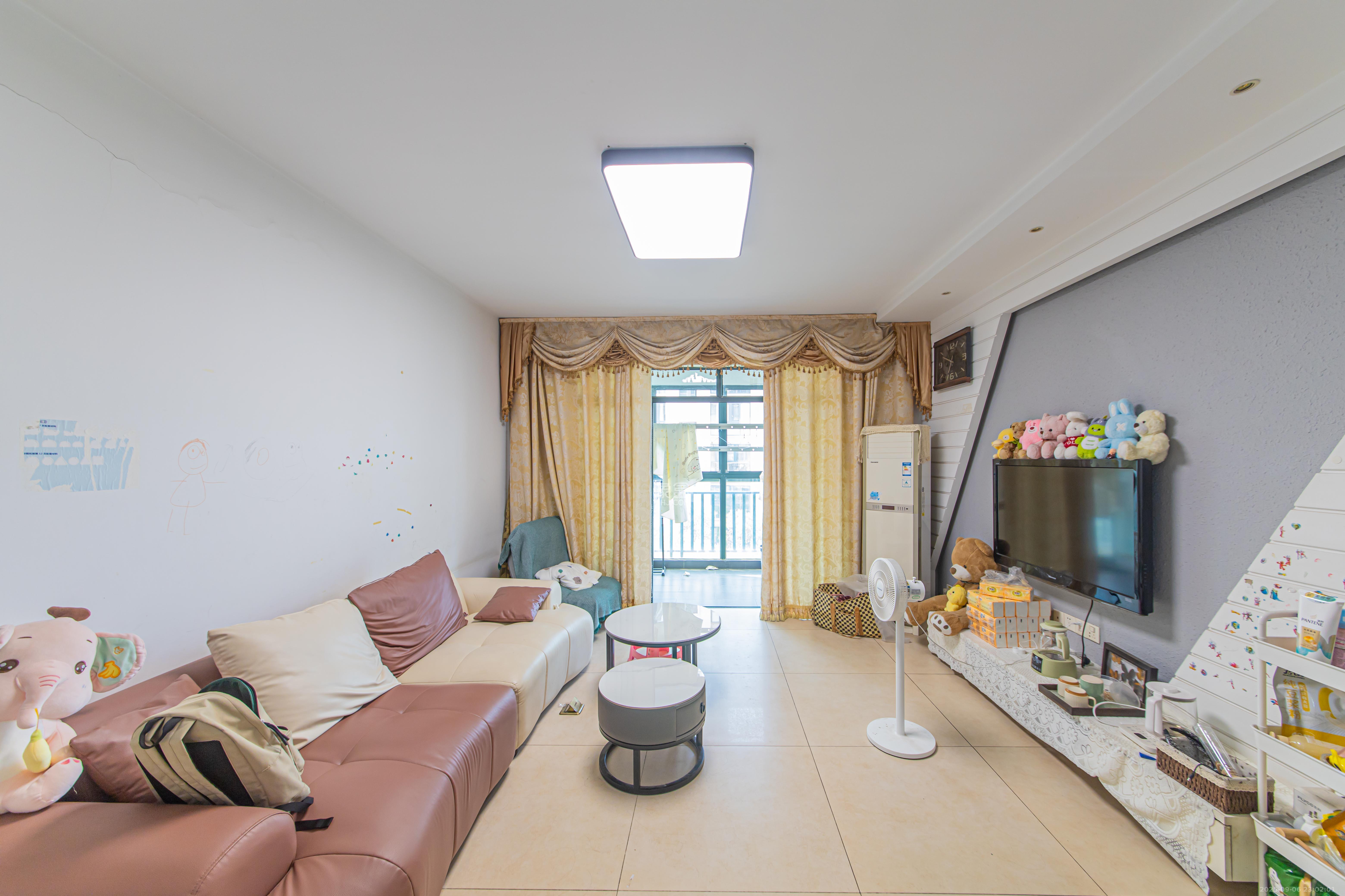 保利花园 2室1厅1卫 68.0万 保利花园 2室1厅1卫 68.0万客厅