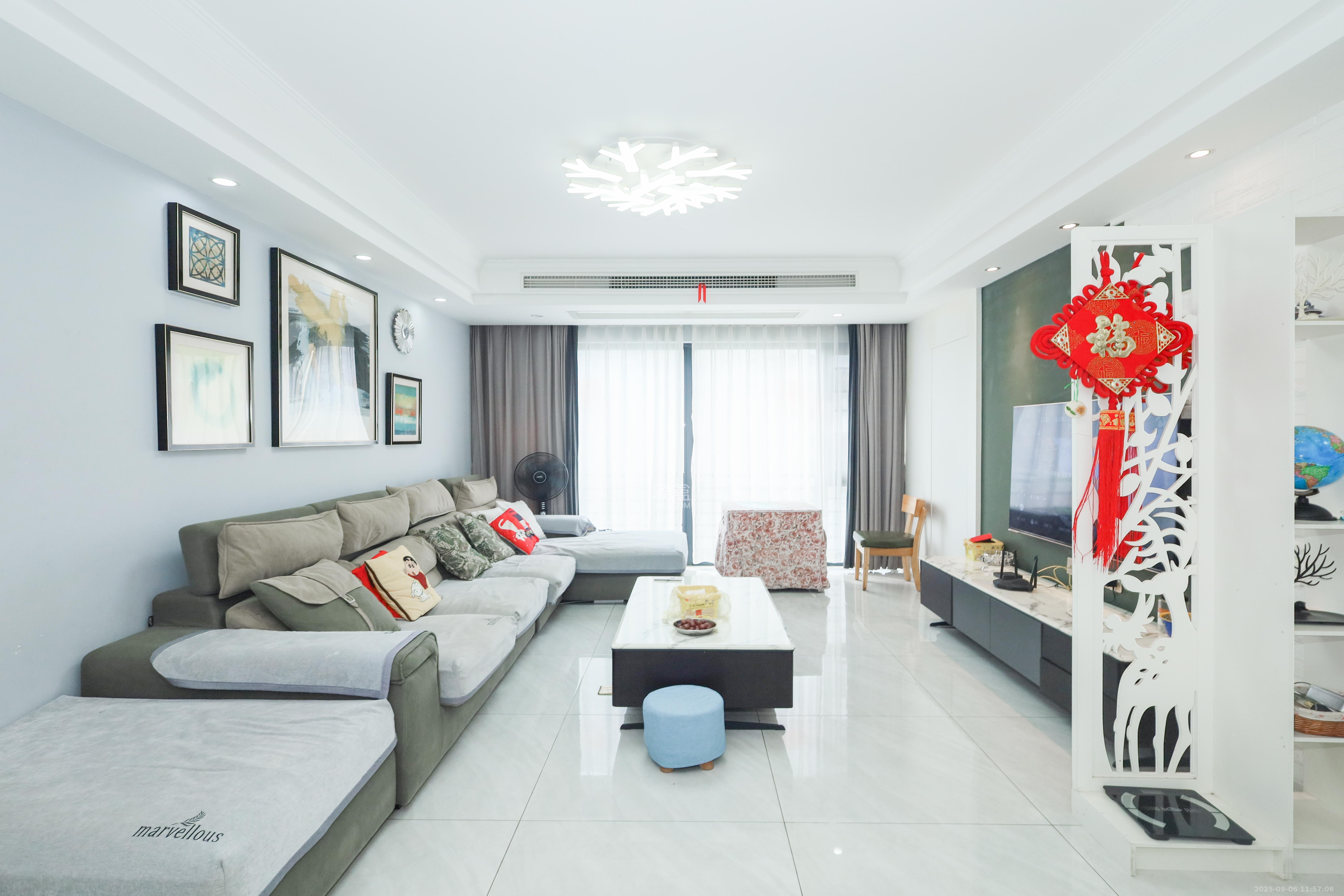 好莱城(弘德西街) 4室2厅2卫 135.0万 好莱城(弘德西街) 4室2厅2卫 135.0万客厅