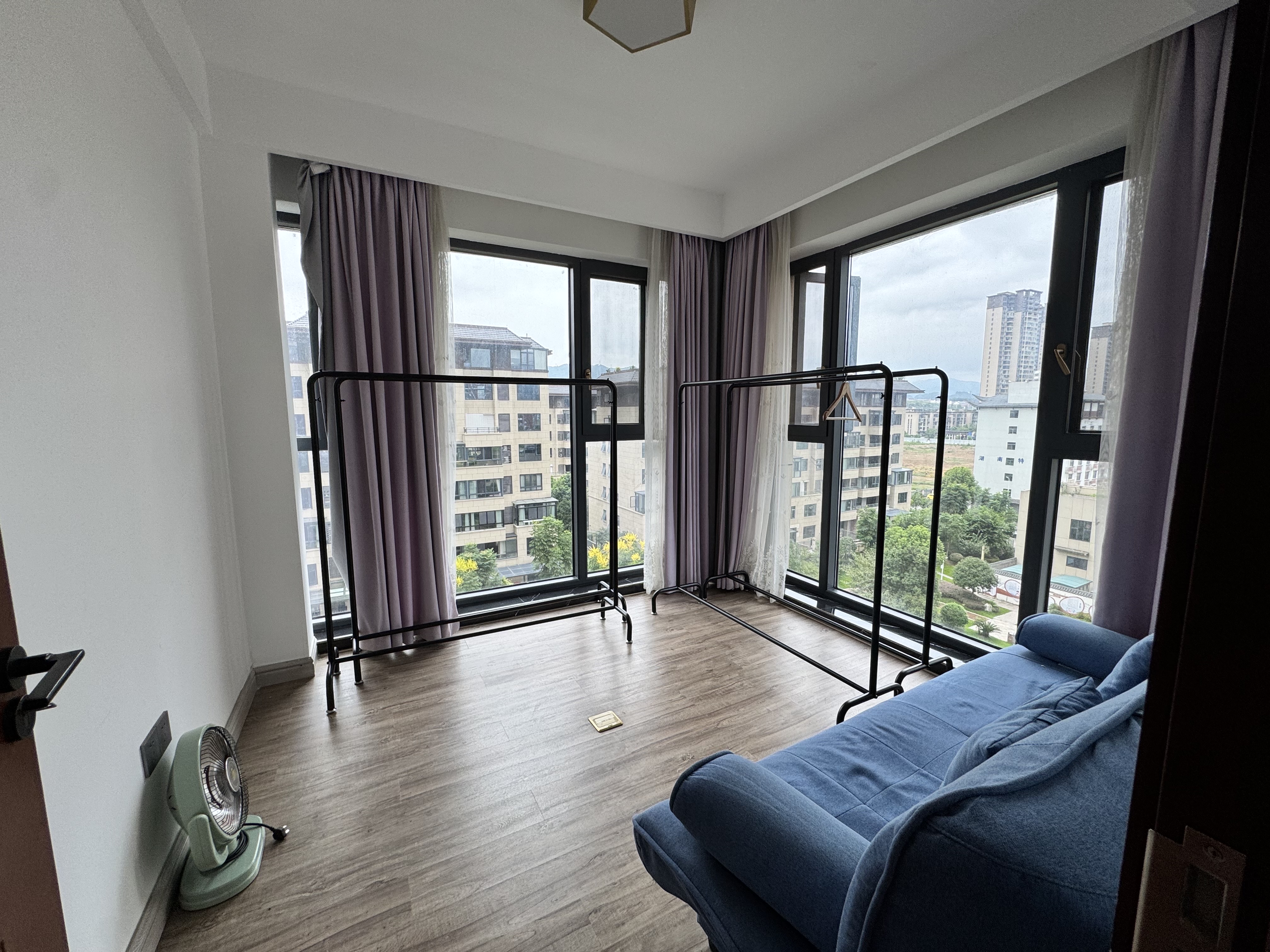 昊天珑璟湾 4室2厅2卫 2300.0元/月 昊天珑璟湾 4室2厅2卫 2300.0元/月室内图