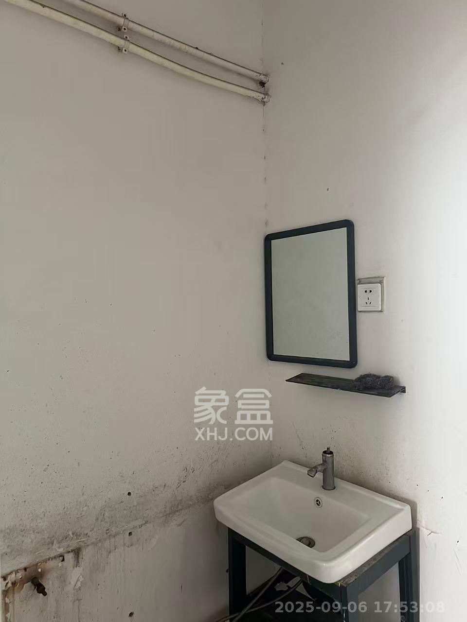 泊爱蓝湾  3室2厅2卫    2000.0元/月室内图