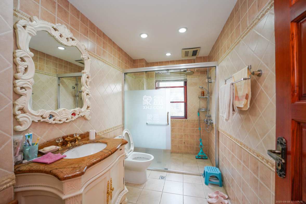 保利阆峰云墅 5室2厅4卫 868.0万 保利阆峰云墅 5室2厅4卫 868.0万卫生间