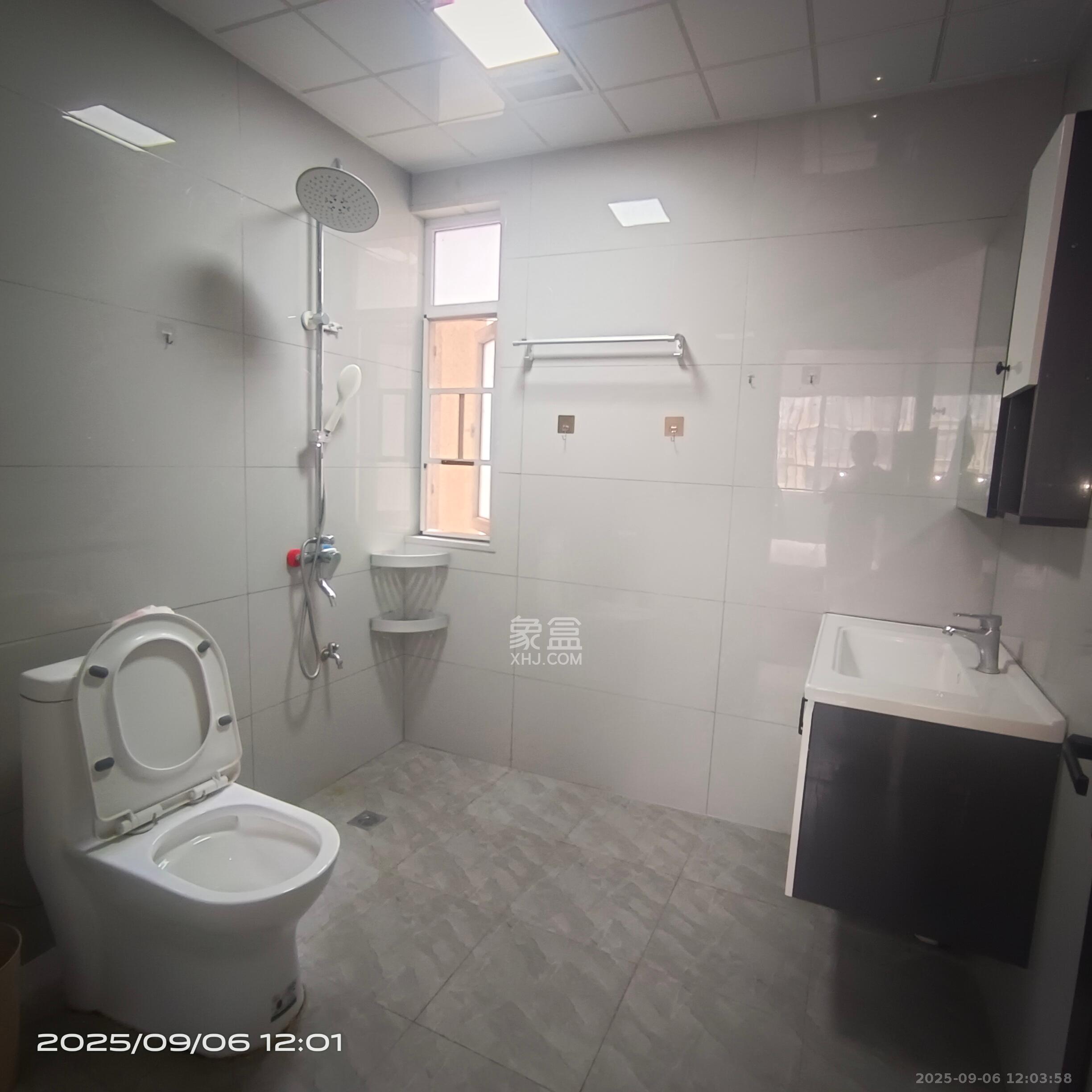 鑫天格林香山  4室2厅2卫    2000.0元/月室内图