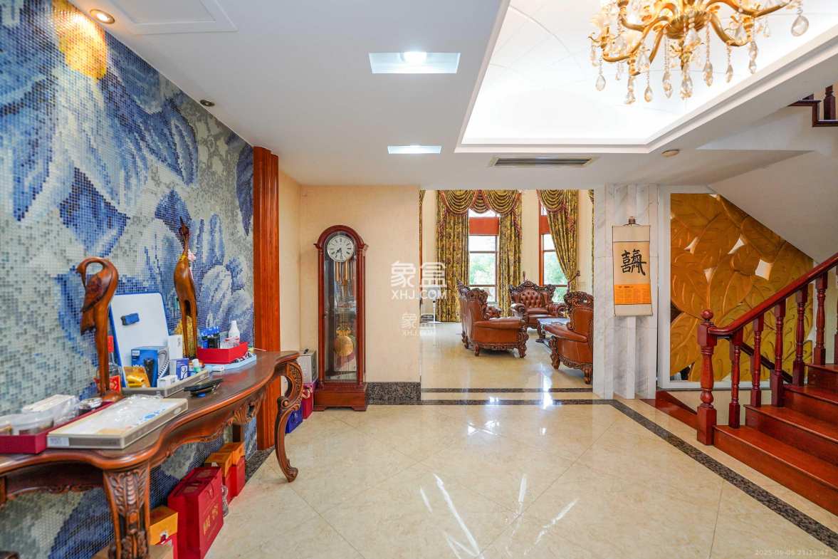 保利阆峰云墅 5室2厅4卫 868.0万 保利阆峰云墅 5室2厅4卫 868.0万客厅