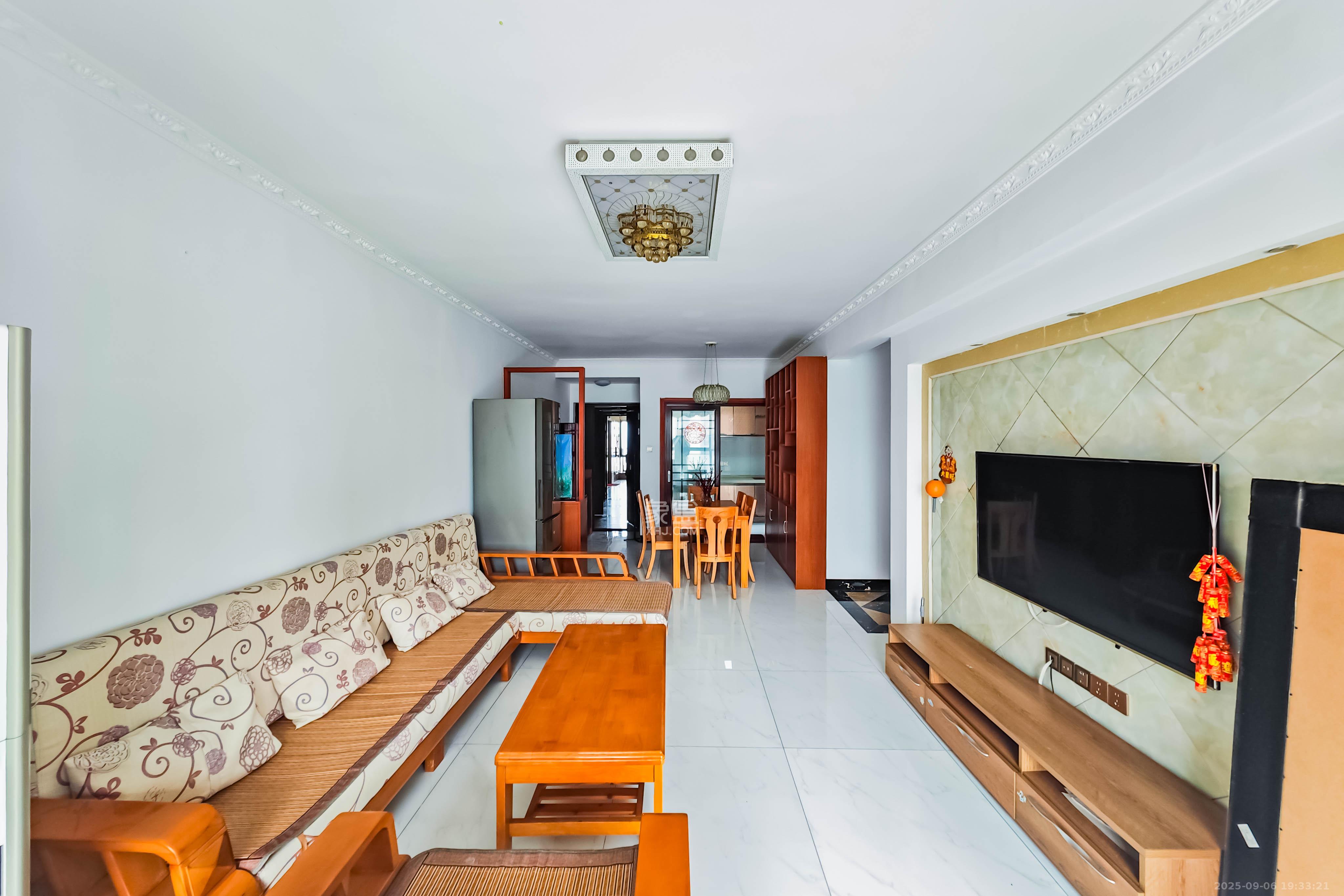 融科东南海  3室2厅2卫    95.0万客厅