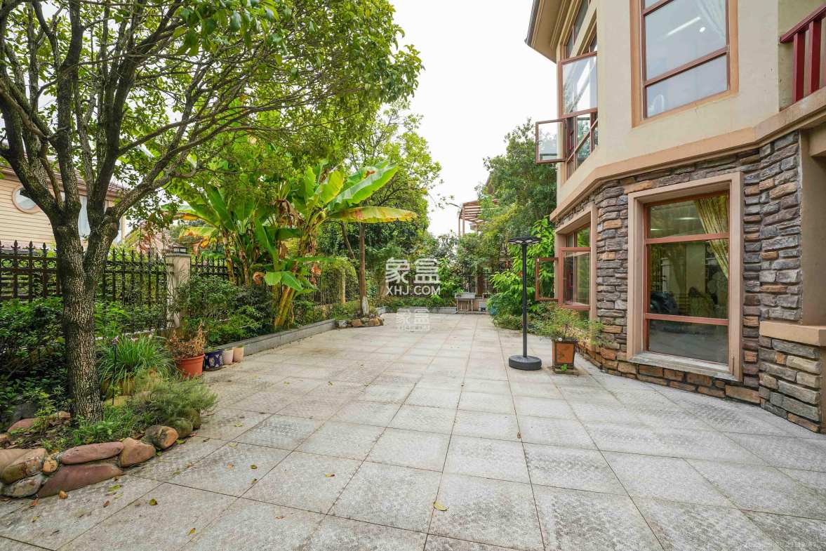 保利阆峰云墅 5室2厅4卫 868.0万 保利阆峰云墅 5室2厅4卫 868.0万阳台