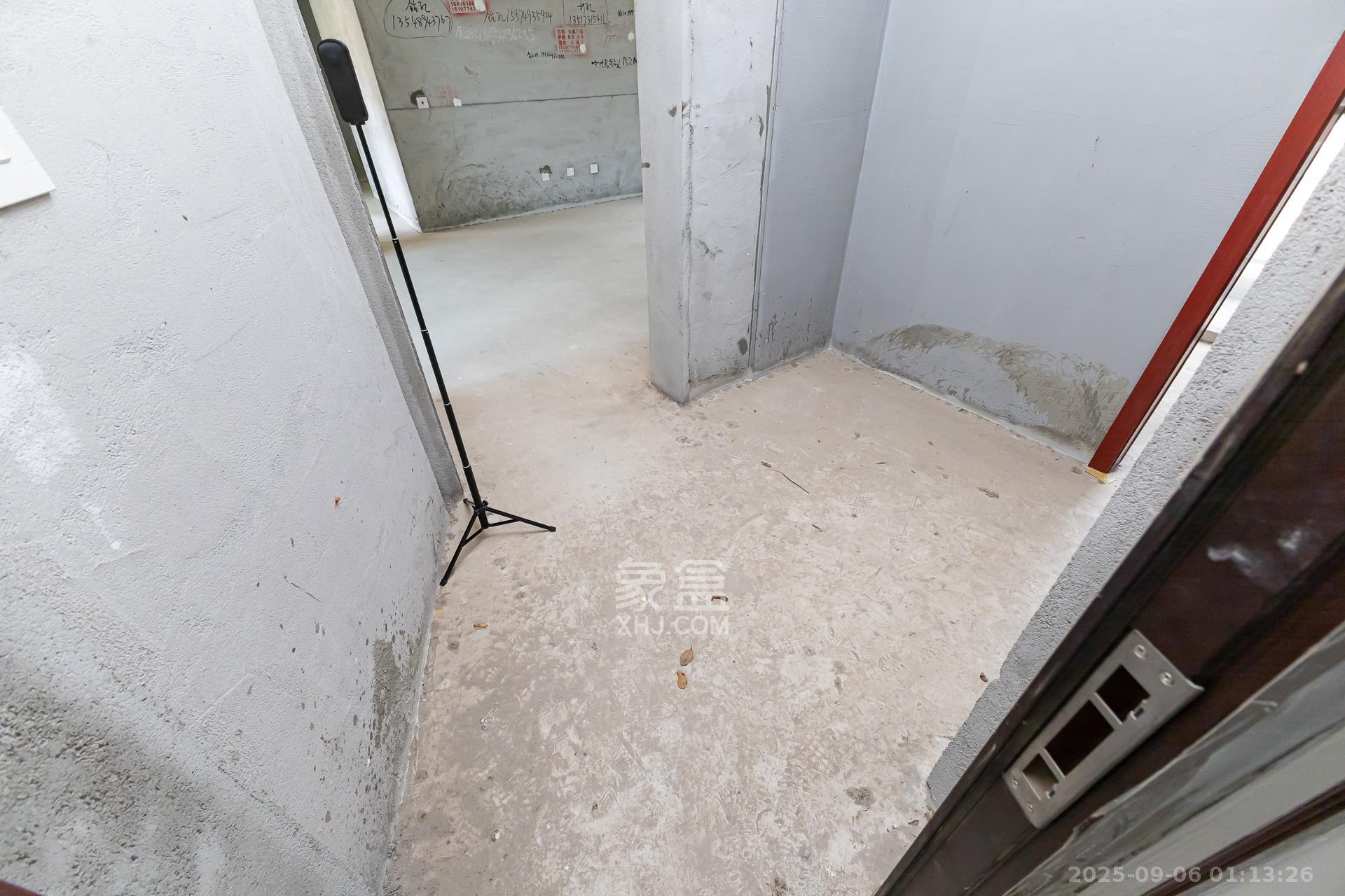 明发阅江悦府  5室2厅2卫   110.00万卧室