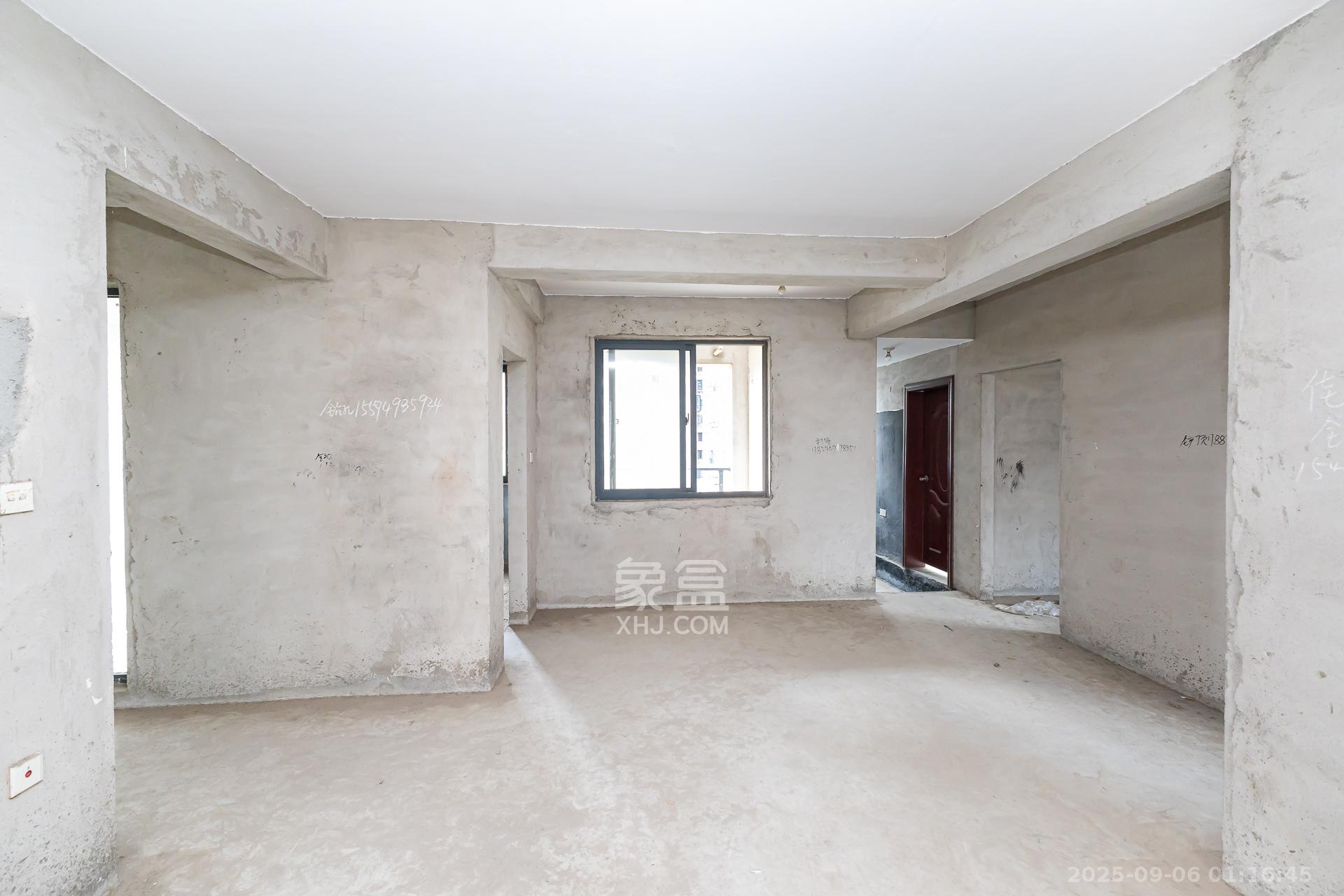 明发国际城  4室2厅2卫    80.0万客厅