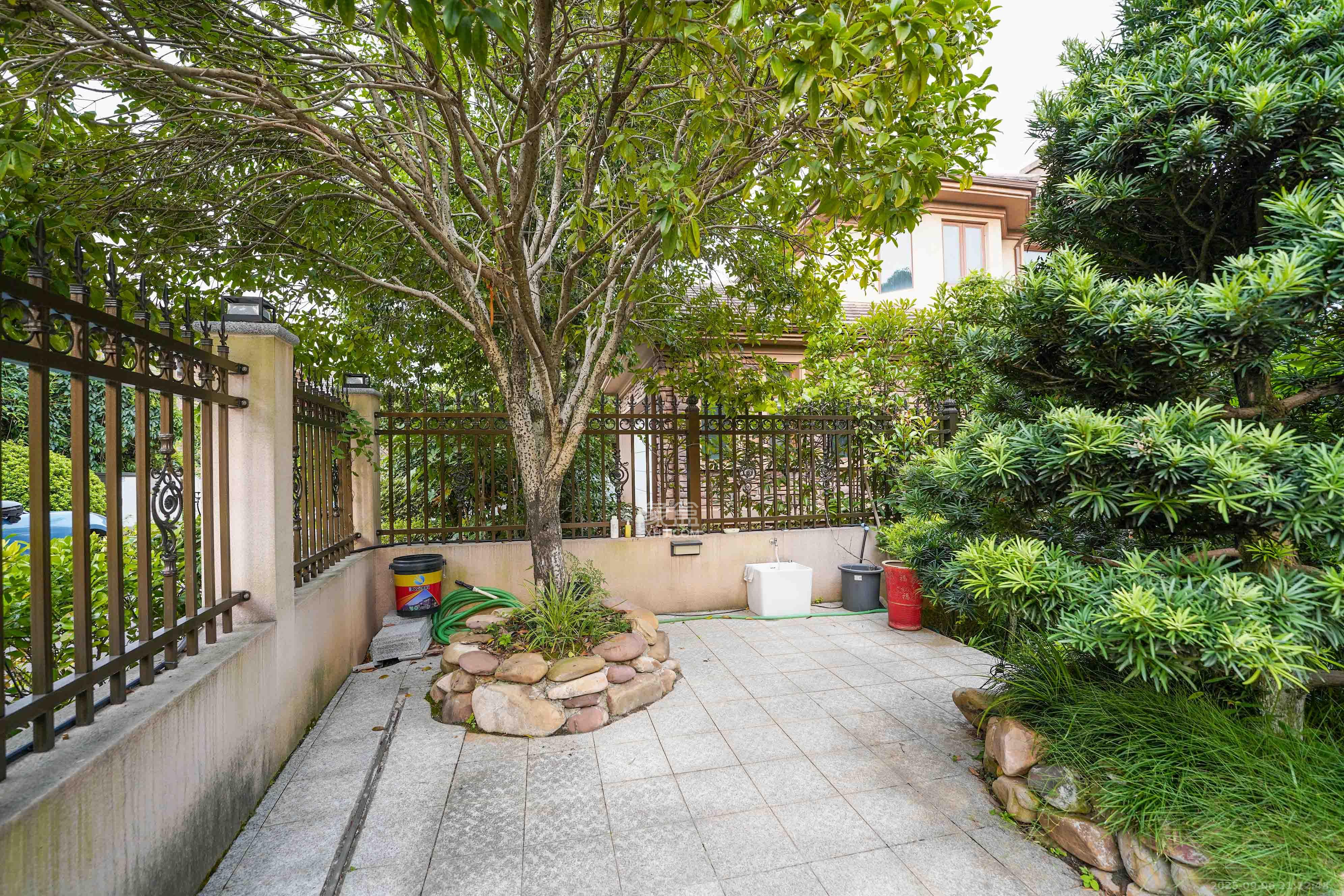 保利阆峰云墅 5室2厅4卫 868.0万 保利阆峰云墅 5室2厅4卫 868.0万阳台