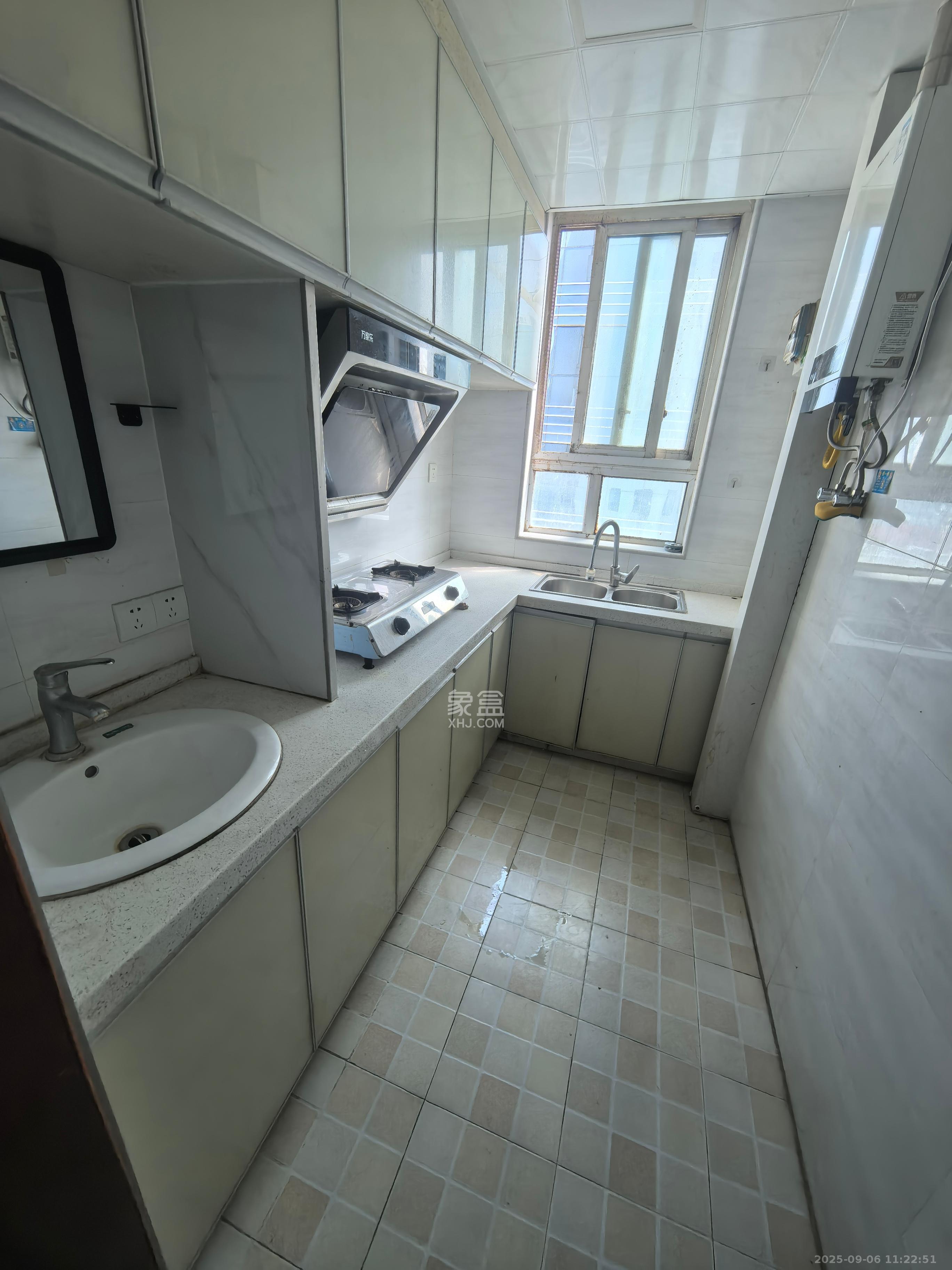 粮贸大厦  3室1厅1卫    2500.0元/月室内图