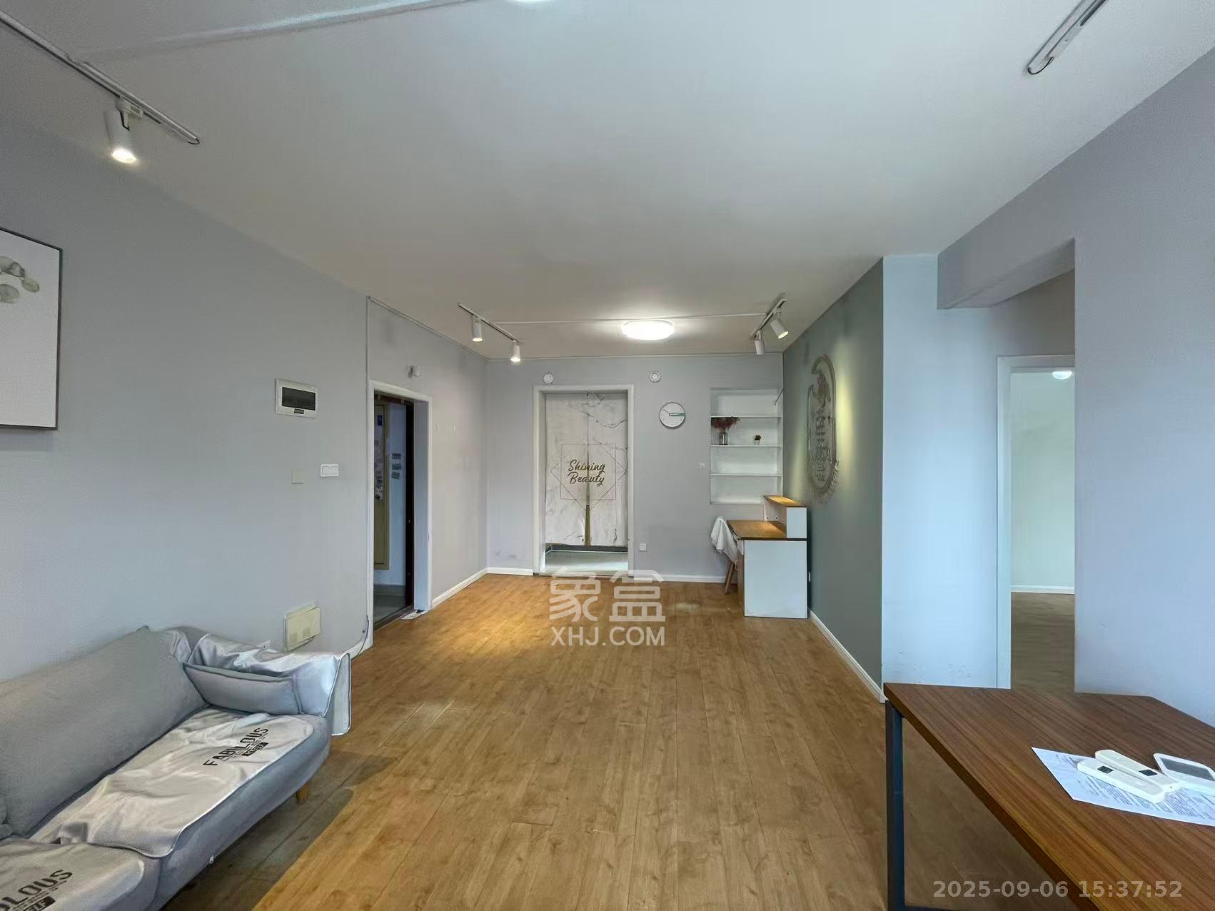 君临国际  1室2厅1卫    3200.0元/月室内图