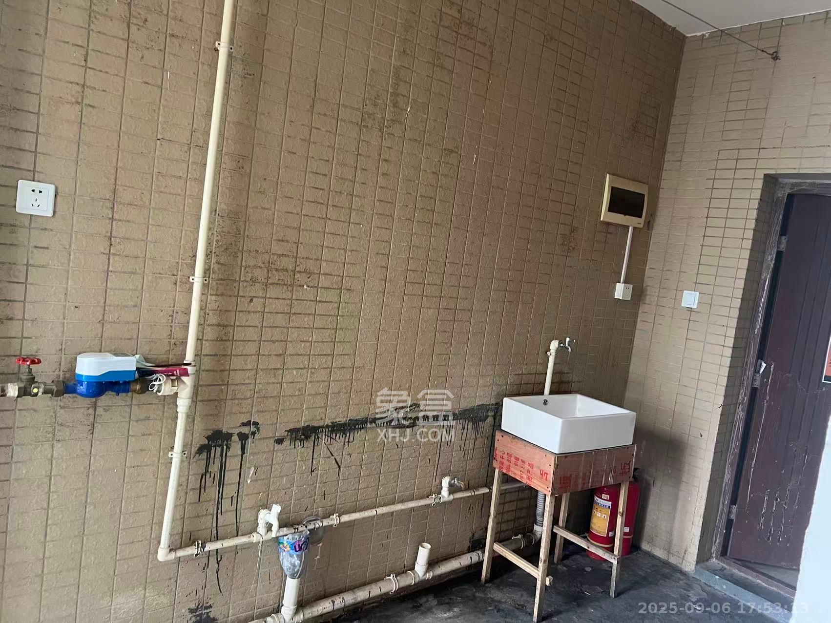 泊爱蓝湾  3室2厅2卫    2000.0元/月室内图