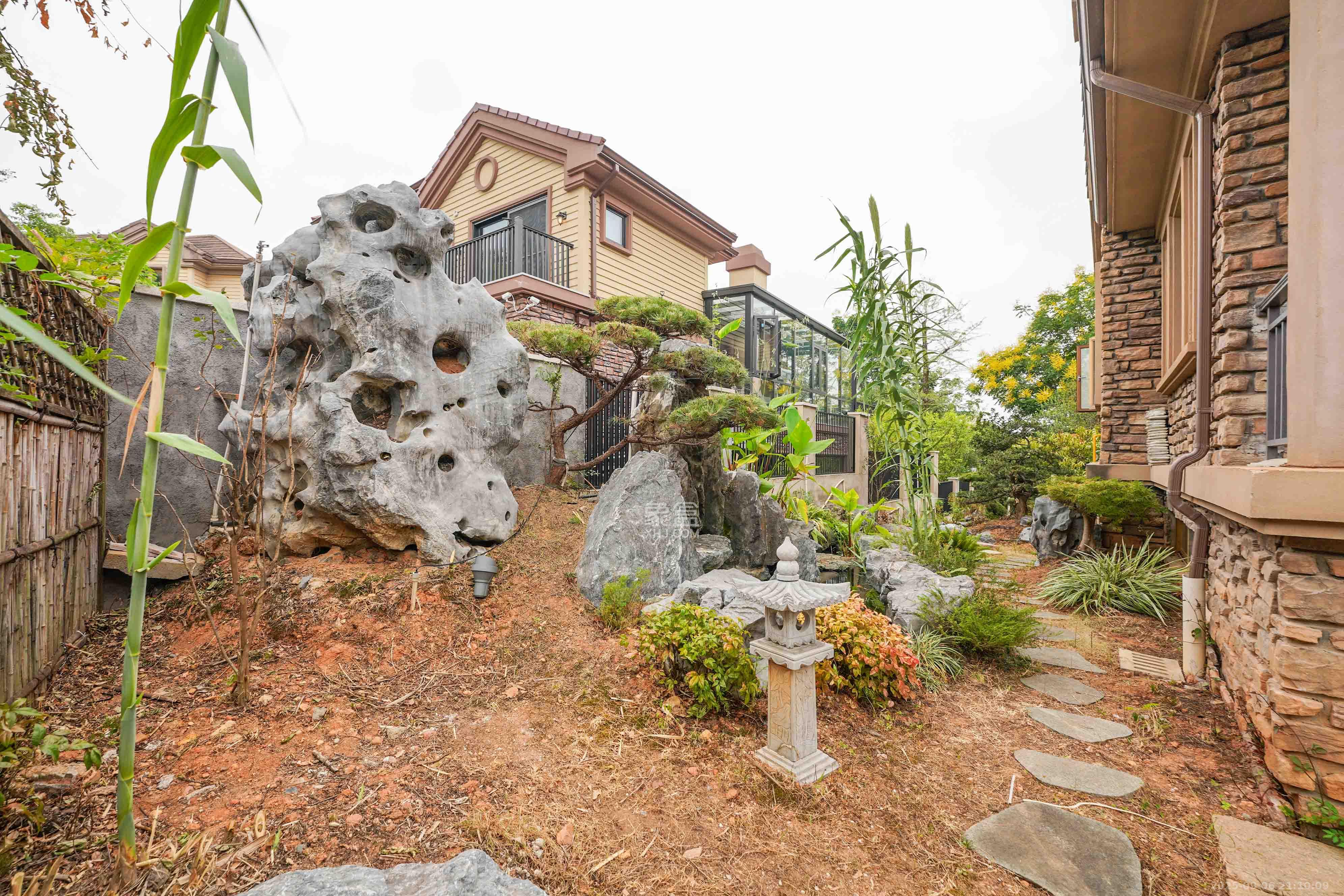 保利阆峰云墅  7室3厅5卫   730.00万阳台