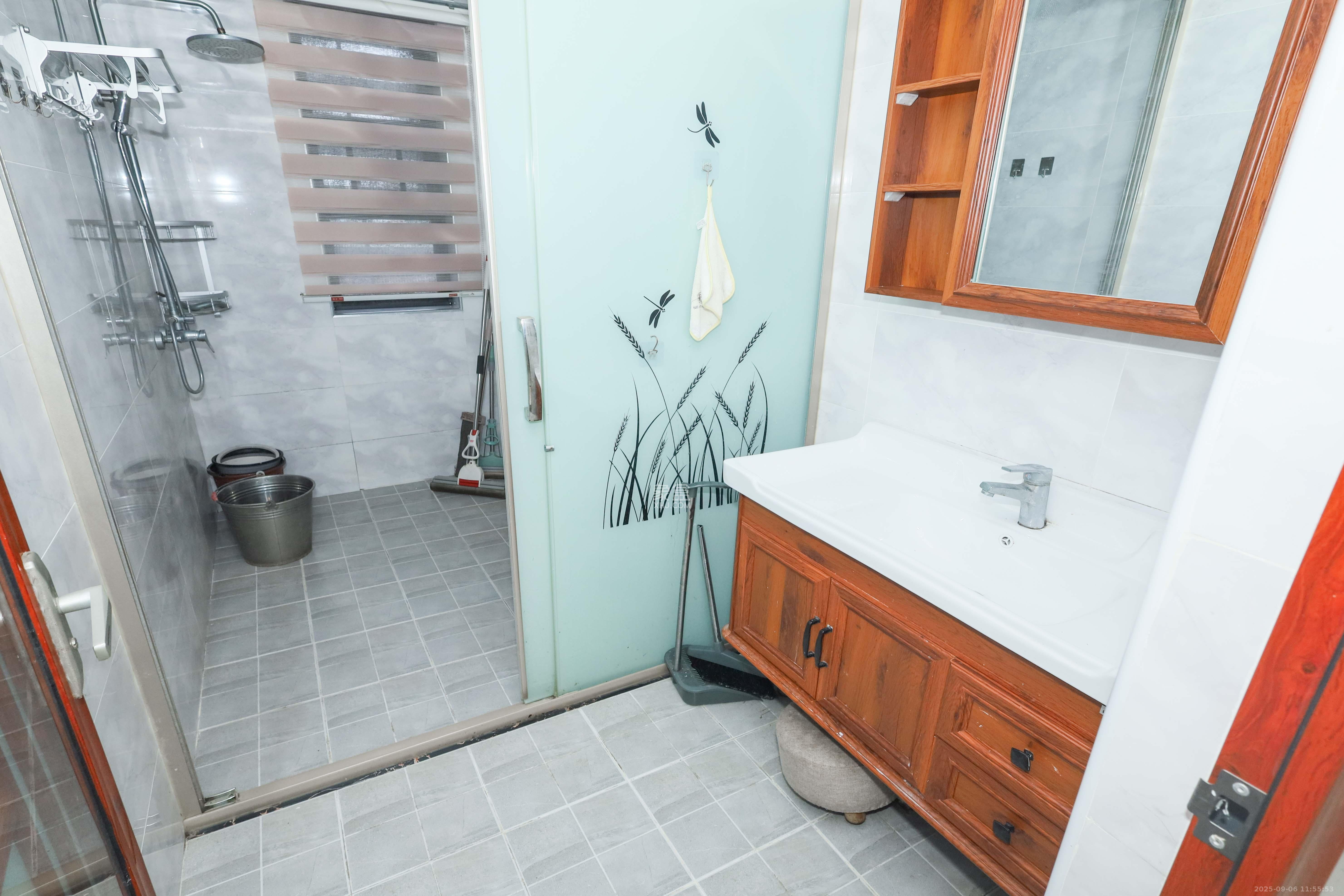 好莱城(弘德西街) 4室2厅2卫 118.0万 好莱城(弘德西街) 4室2厅2卫 118.0万卫生间